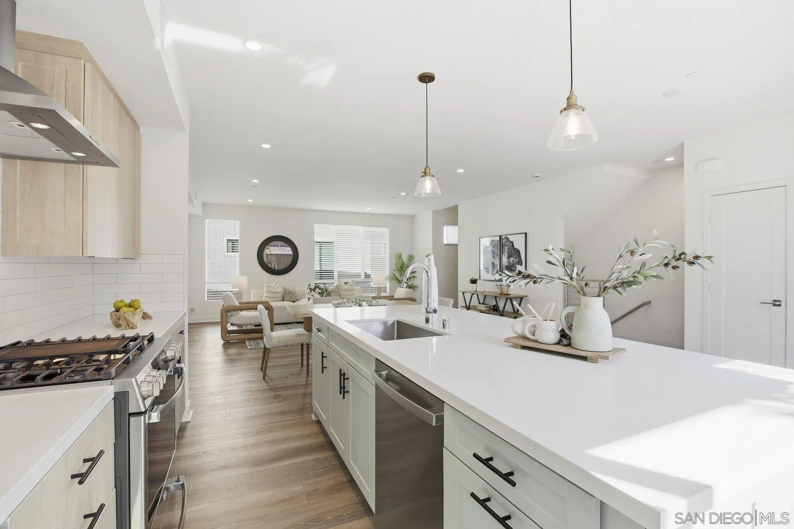 https://cdn.realtyfeed.com/cdn/127/260001440/1d7b37b900493458f0637ec7b3a560d5.webp