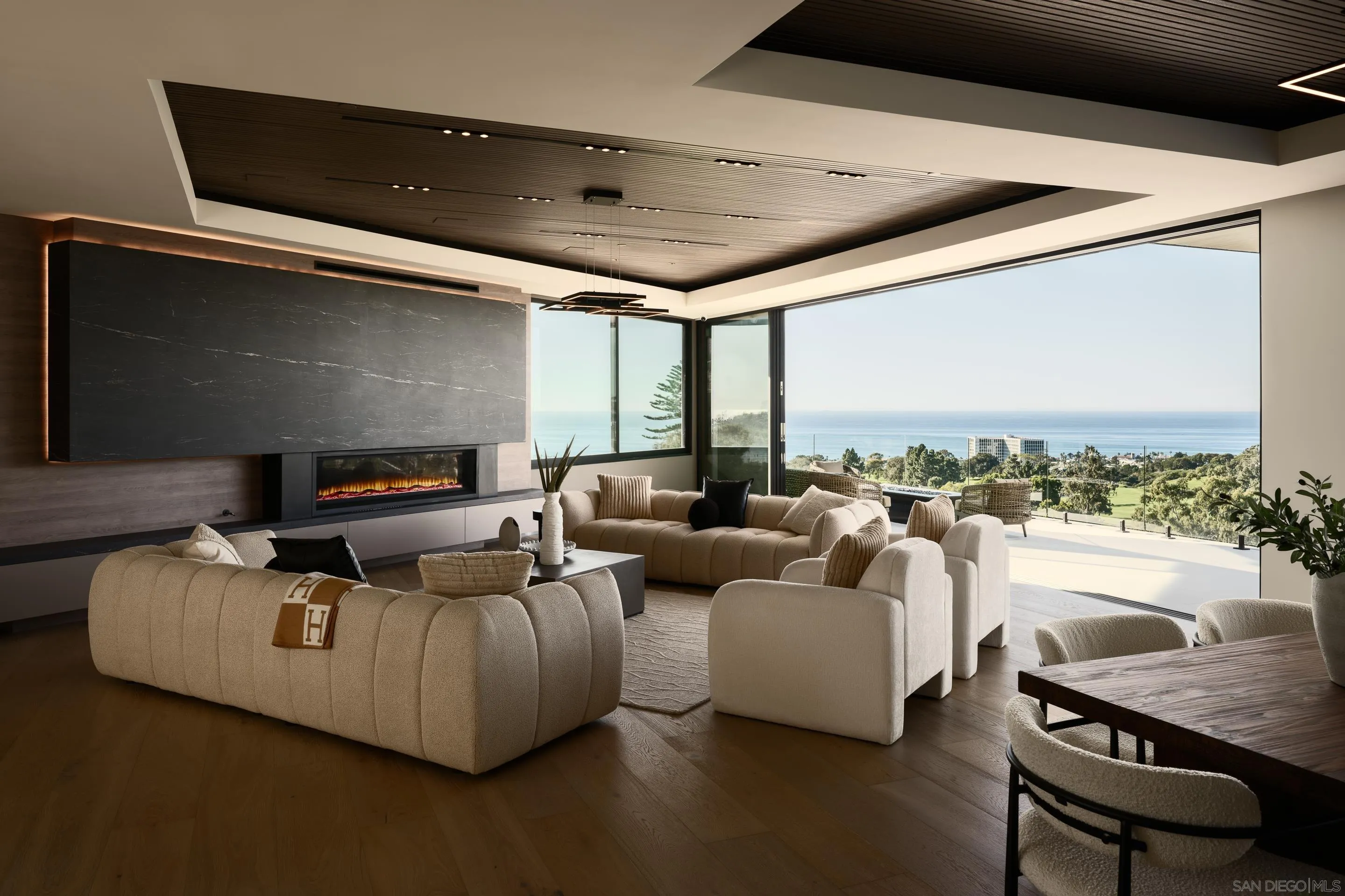 https://cdn.realtyfeed.com/cdn/127/260001453/423b8d9158742588446fa235cf966d41.webp