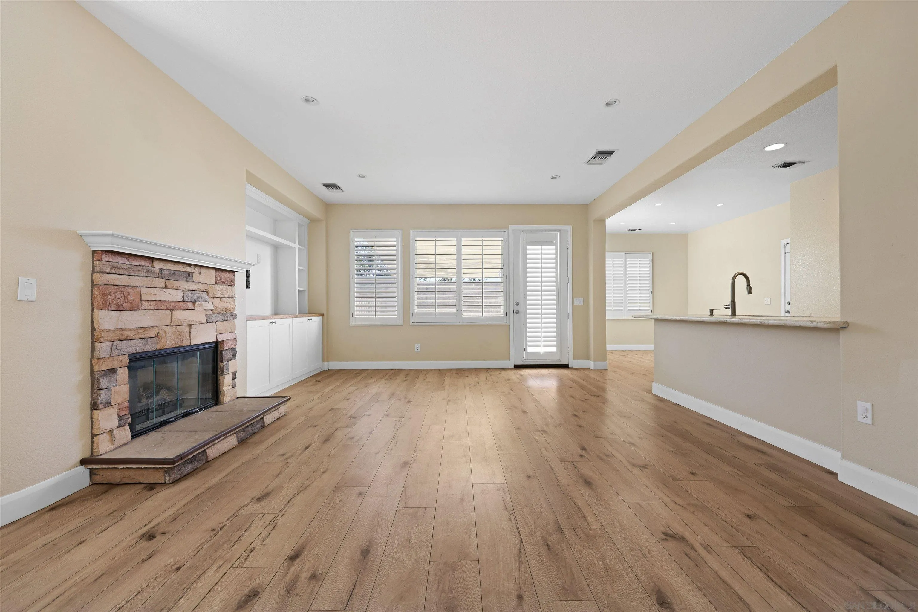 https://cdn.realtyfeed.com/cdn/127/260001479/279cbcec67f849d26760902d51920f08.webp