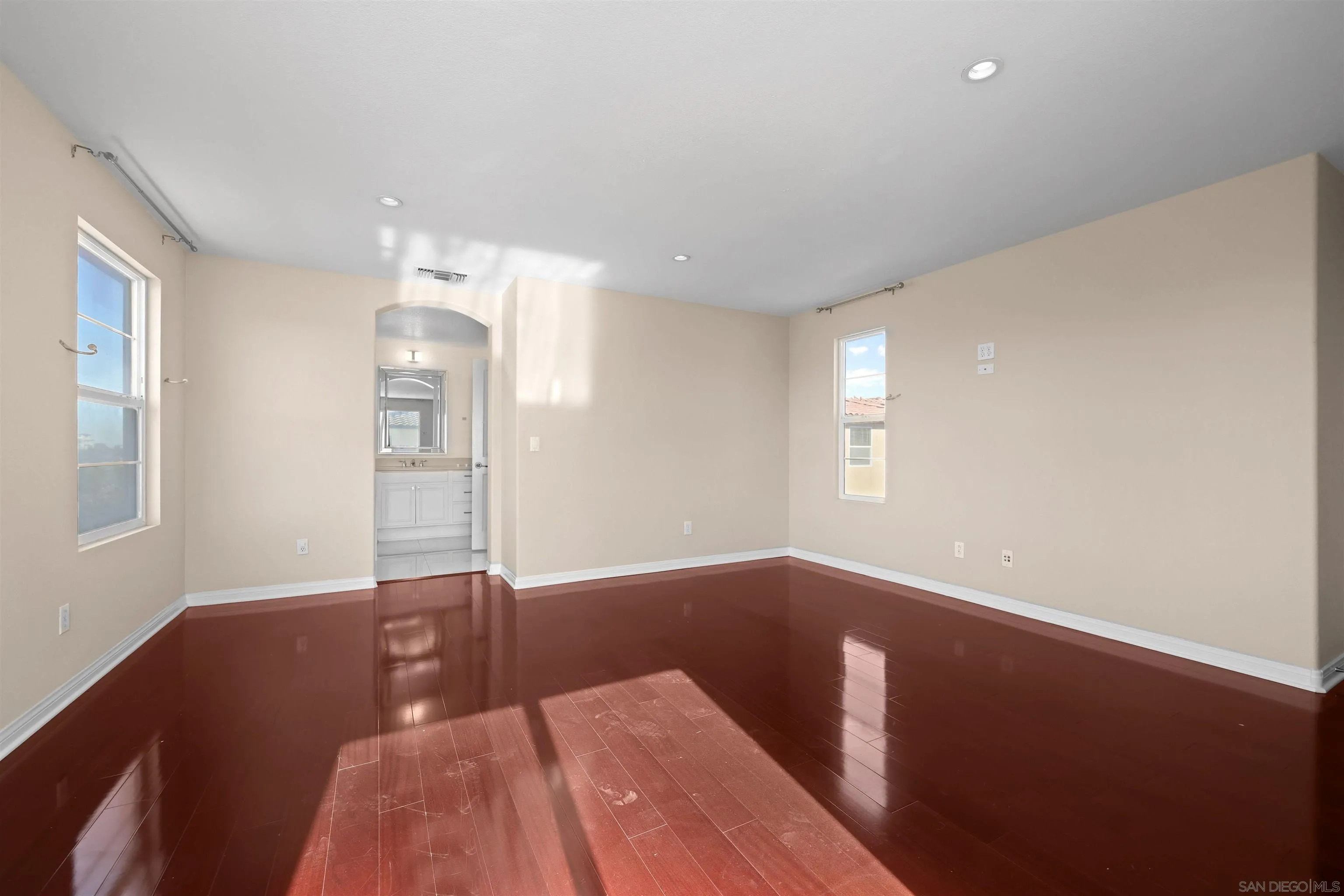 https://cdn.realtyfeed.com/cdn/127/260001479/74914bf3f20e8695af159733779e45cd.webp