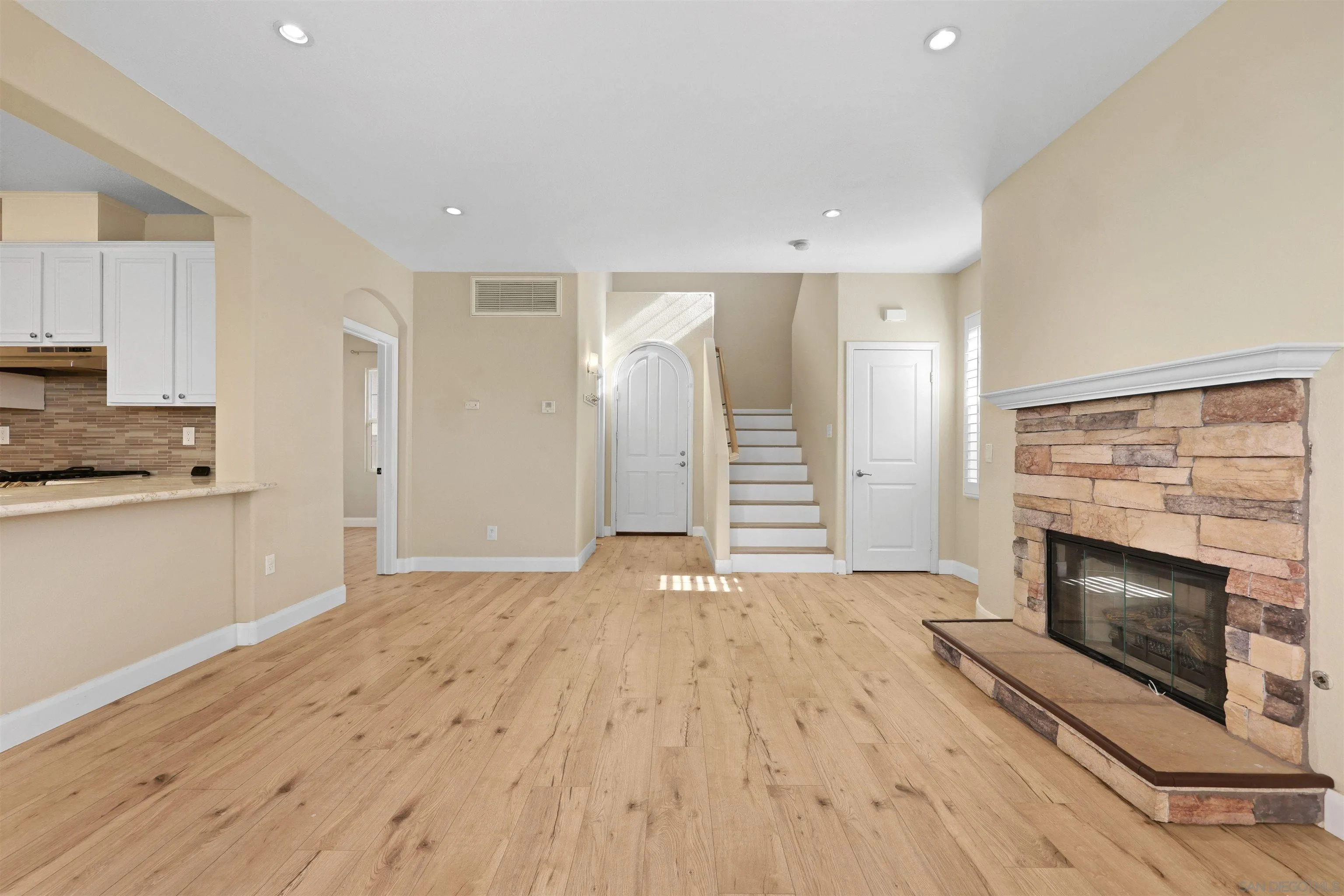 https://cdn.realtyfeed.com/cdn/127/260001479/aaf43e14086bf6a465f7900bf68c0654.webp