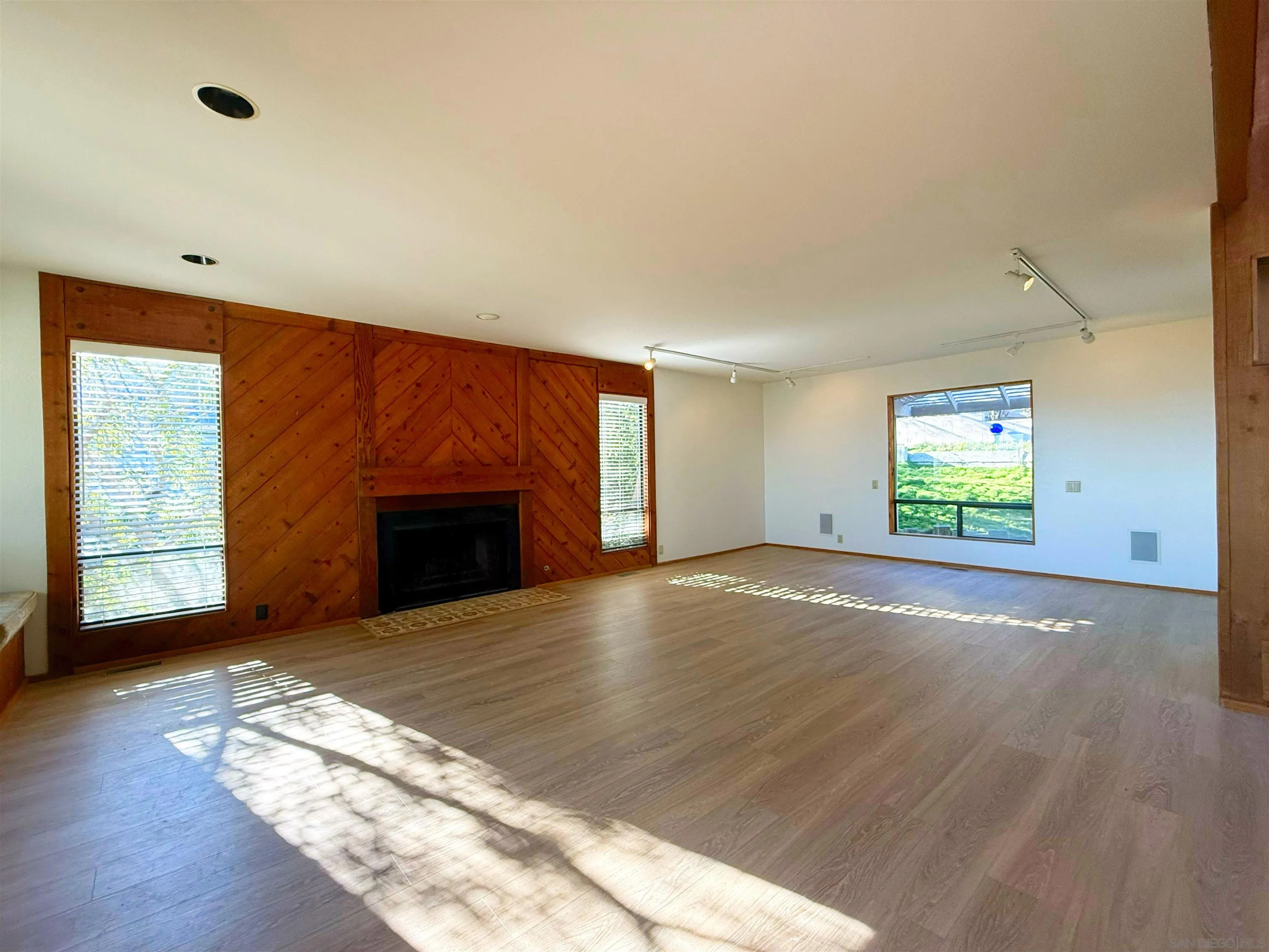 https://cdn.realtyfeed.com/cdn/127/260001483/7d5b7acb28c95c639daa11acd8fe60f6.webp