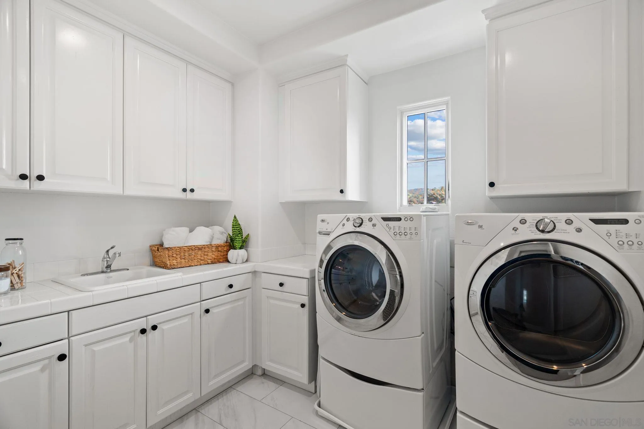 https://cdn.realtyfeed.com/cdn/127/260001487/0c46e966abe05eb8ebb9b4dd28091539.webp