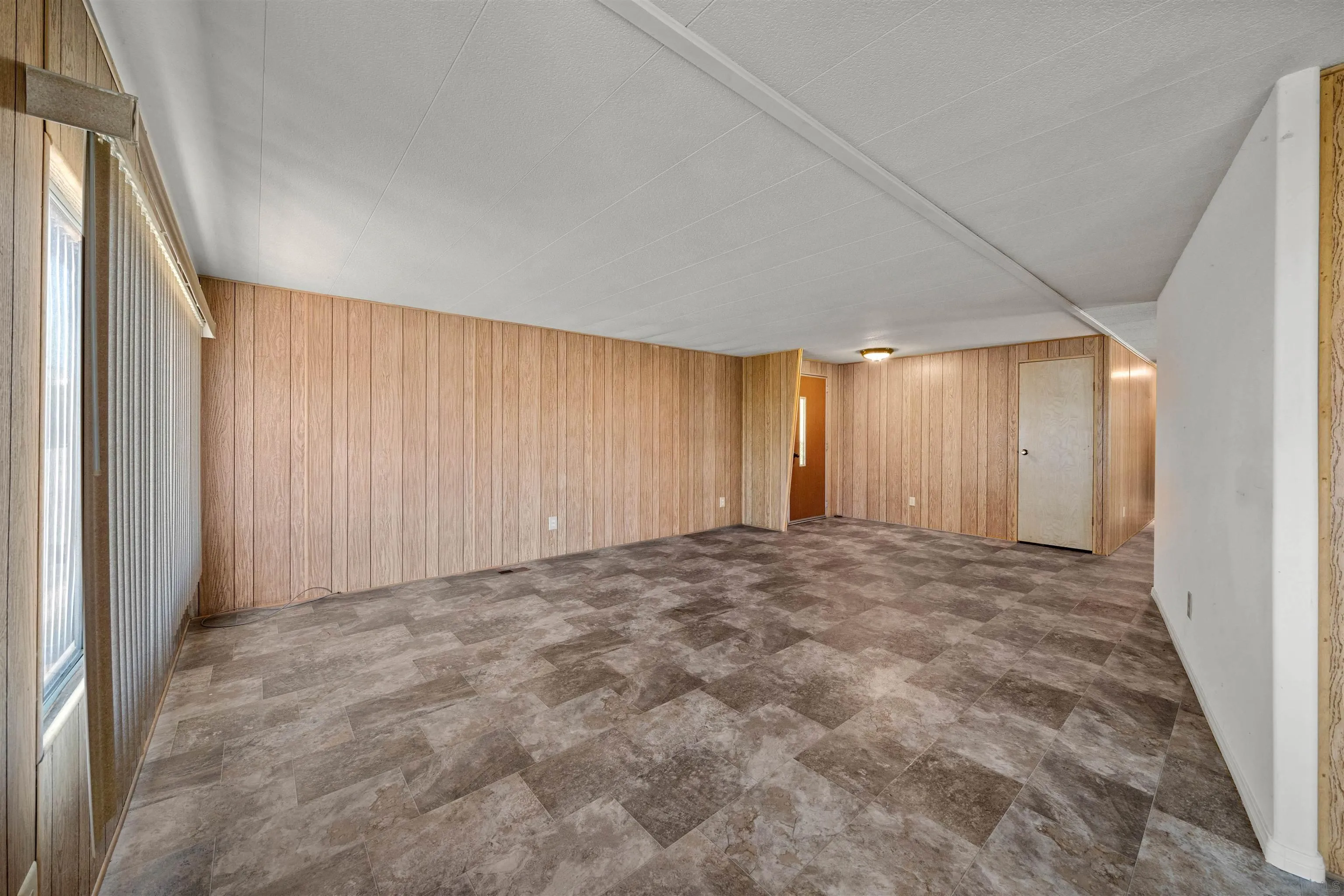 https://cdn.realtyfeed.com/cdn/127/260001490/48e0f079a611e0df93c7b3f3b1513d61.webp