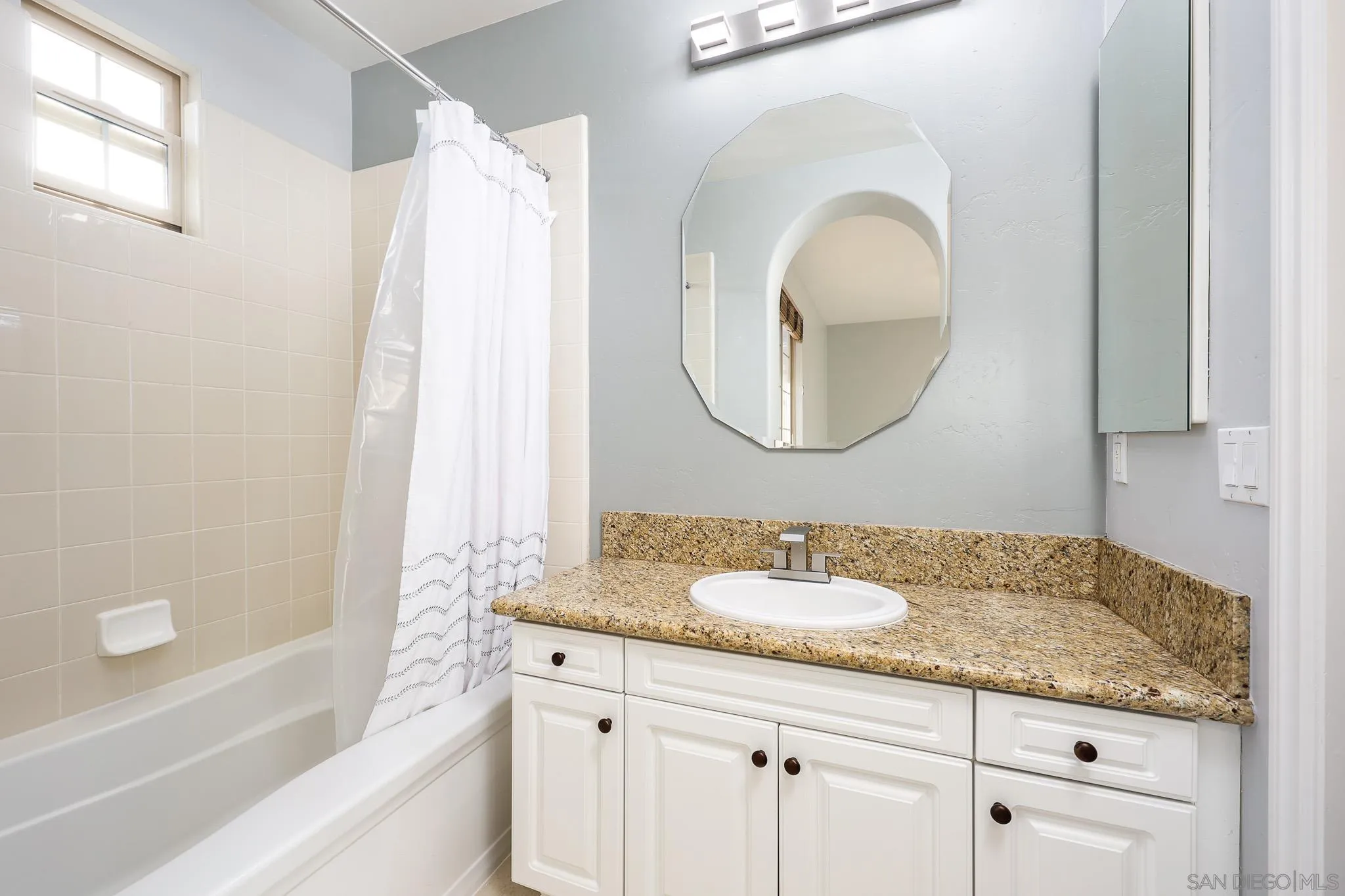 https://cdn.realtyfeed.com/cdn/127/260001493/92ab29a68be3617b5283e0f3efce398c.webp