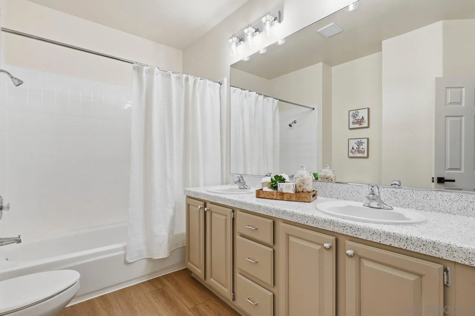 https://cdn.realtyfeed.com/cdn/127/260001501/0375260415427785aabb1f6c35341272.webp