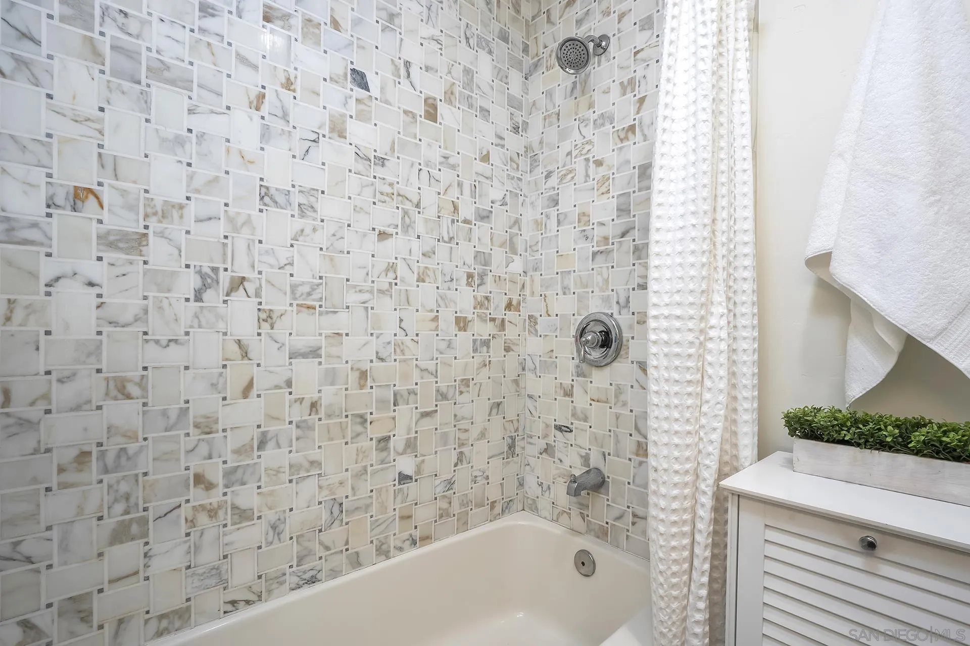 https://cdn.realtyfeed.com/cdn/127/260001510/c689eaf01f39c314b37296cc7b0c51c7.webp