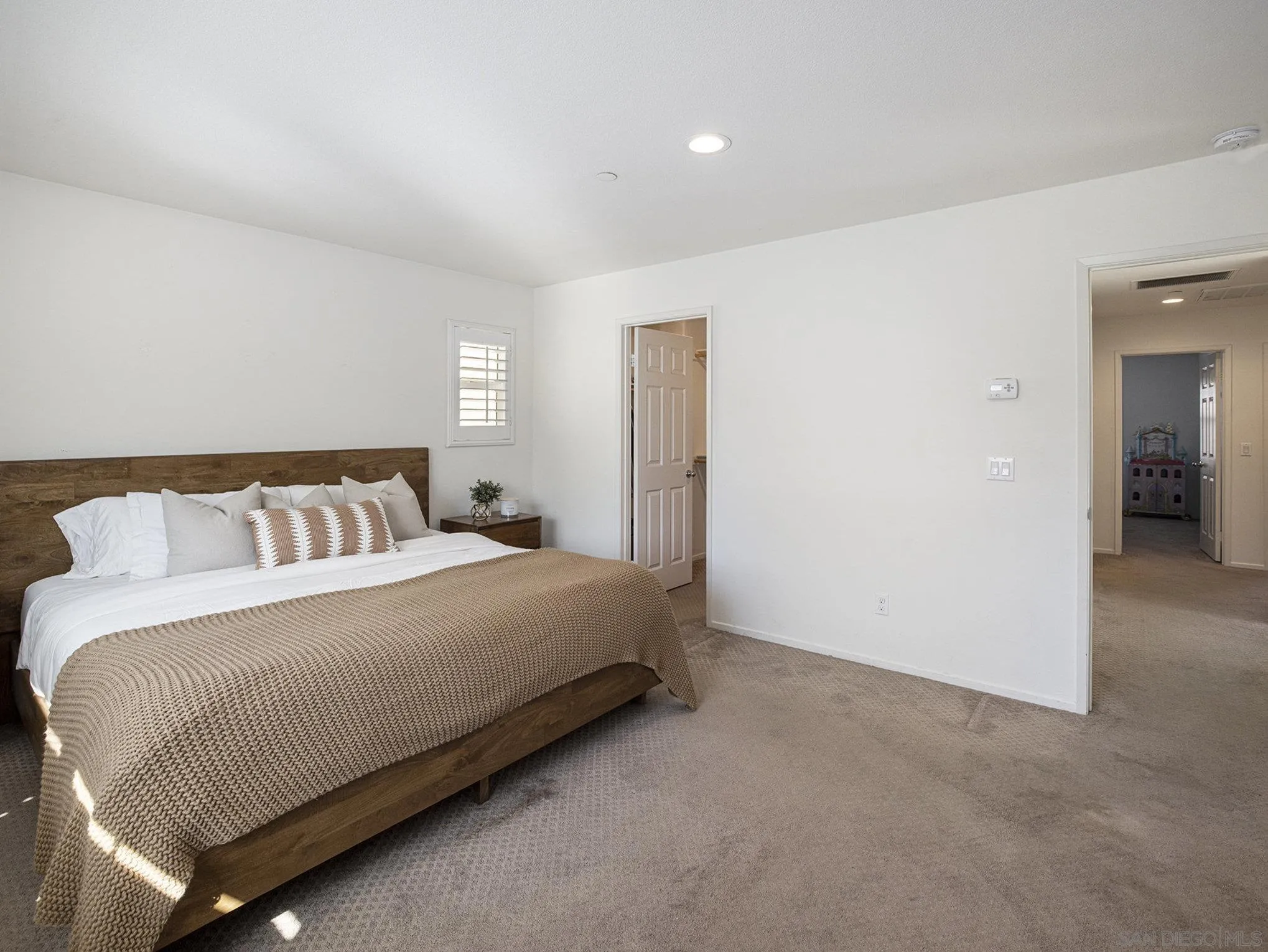 https://cdn.realtyfeed.com/cdn/127/260001530/990c78c0487cc2b2cbe68465dde45491.webp