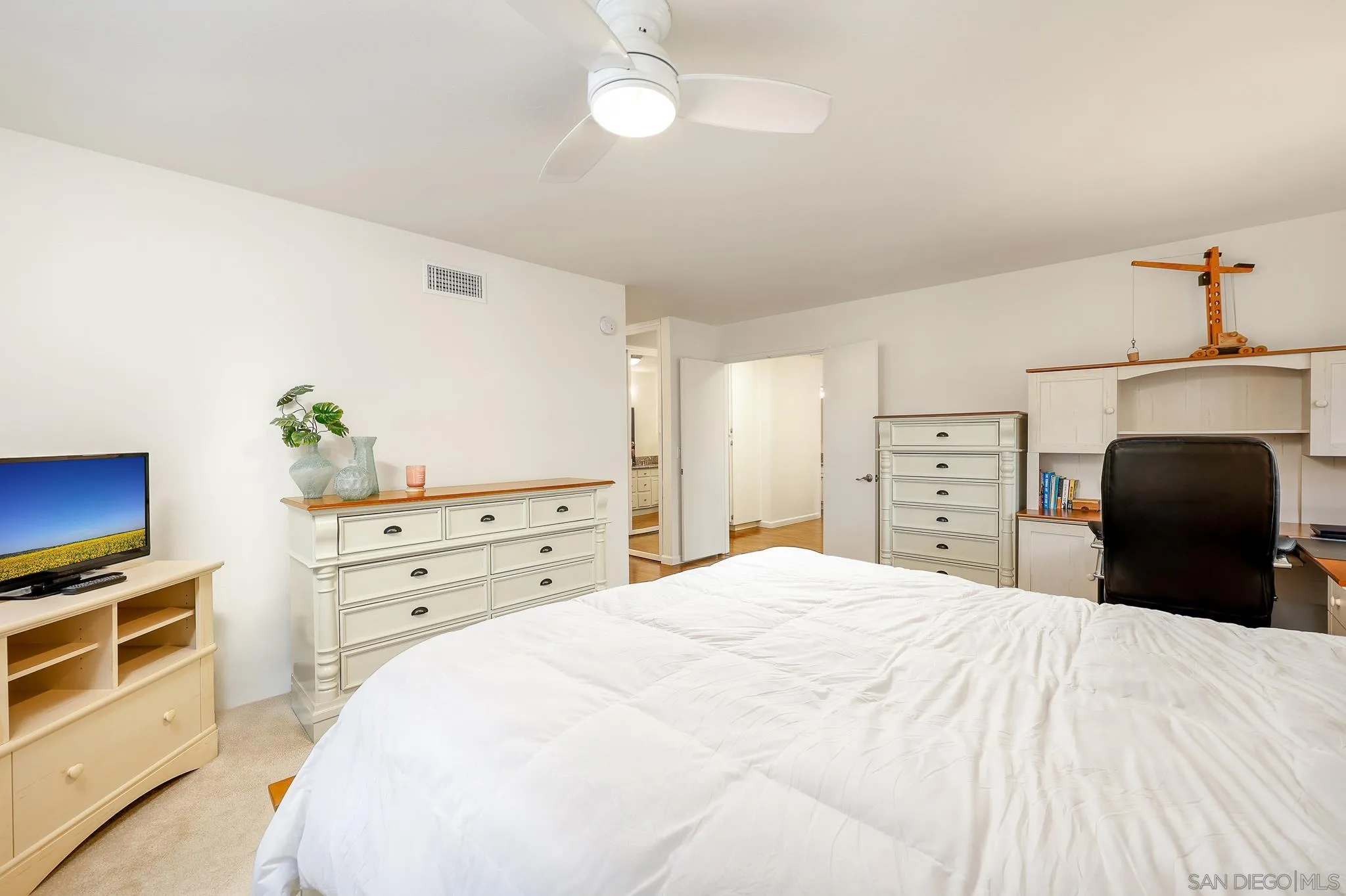 https://cdn.realtyfeed.com/cdn/127/260001536/5617970909aa8f0936d88fa28d508acd.webp