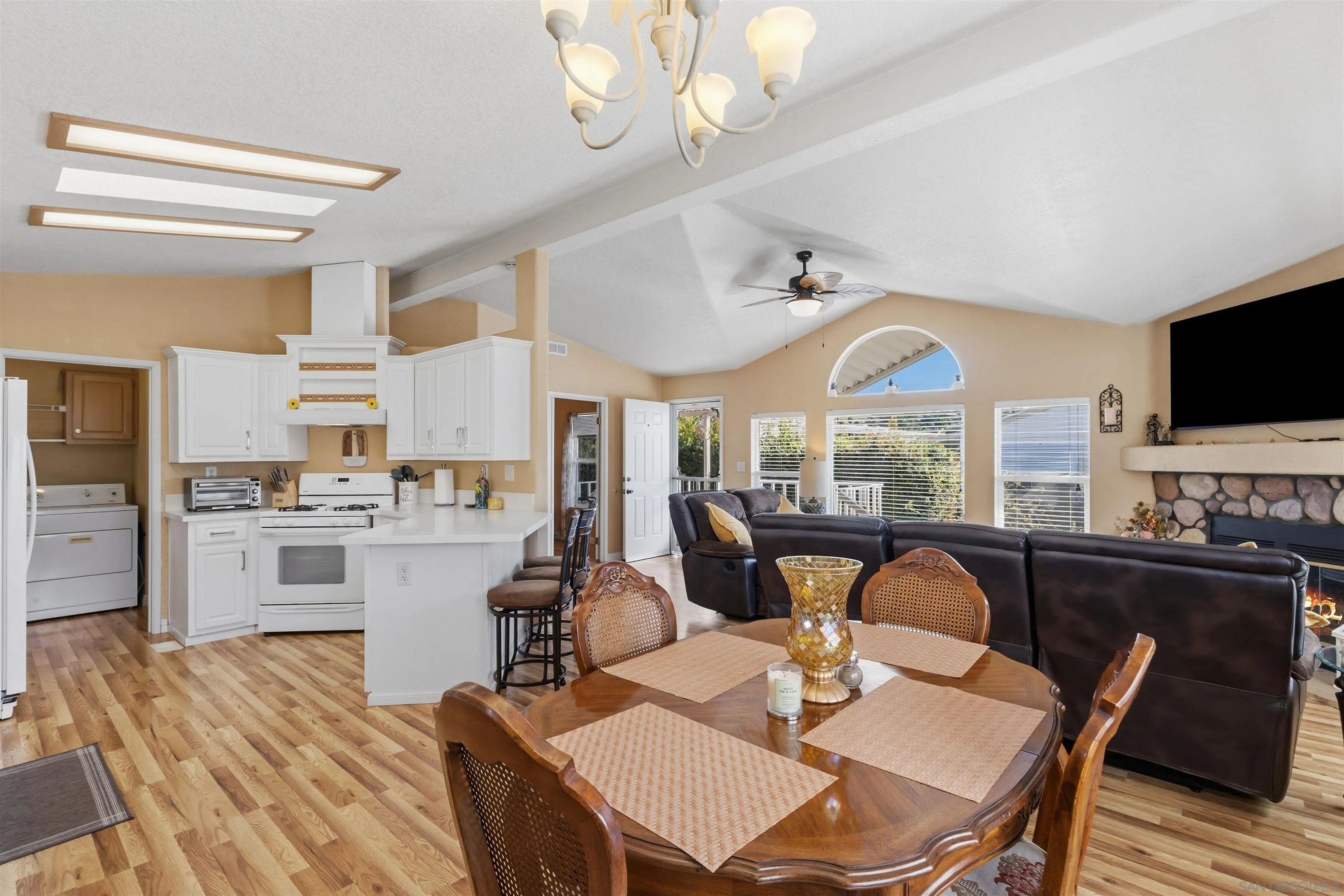 https://cdn.realtyfeed.com/cdn/127/260001540/784dfe98b6b4f6cbe8c6c3178ac5a12c.webp