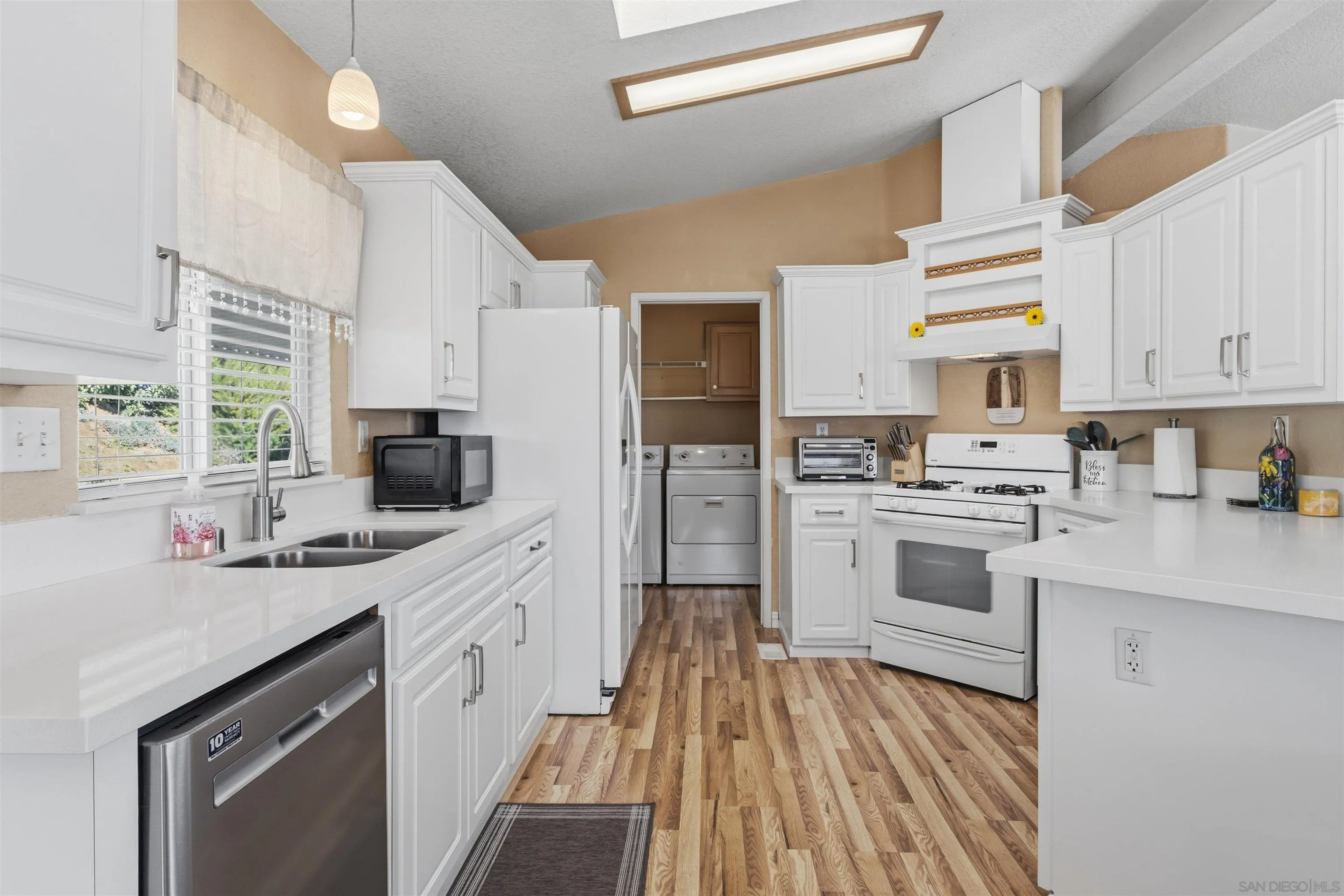 https://cdn.realtyfeed.com/cdn/127/260001540/905114f21836966100d4f98c2125bb9a.webp