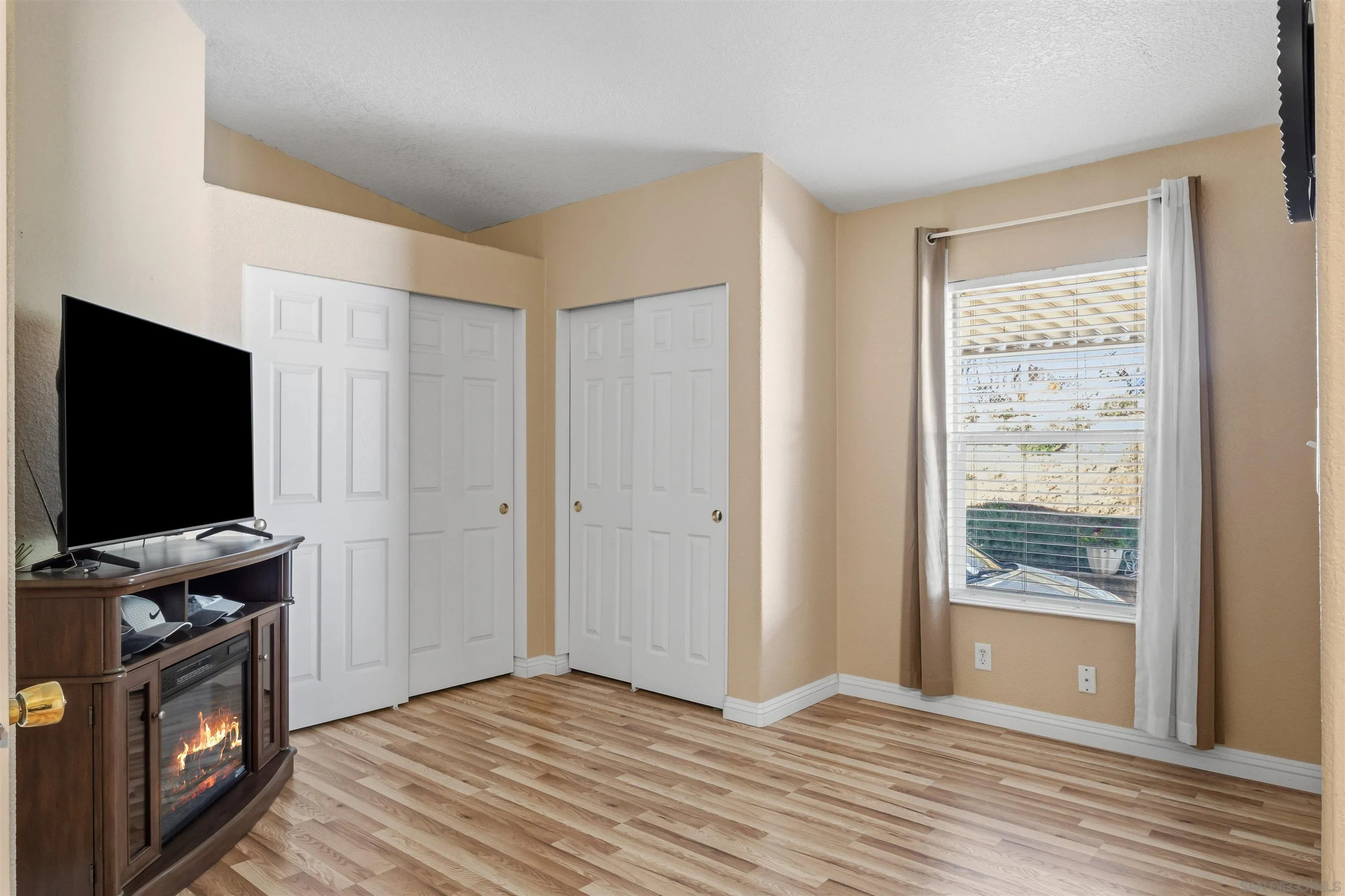 https://cdn.realtyfeed.com/cdn/127/260001540/b1c560b81fcb7ba5673c1ec7b257c2d6.webp