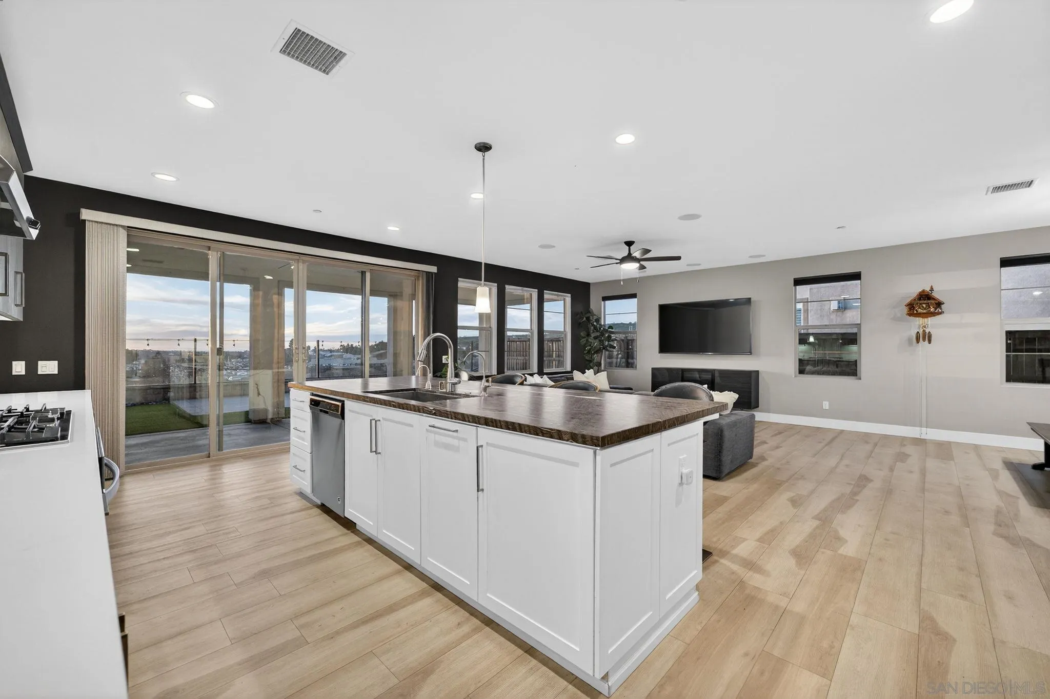 https://cdn.realtyfeed.com/cdn/127/260001557/61790aadb5e2f6036ed8c05e403f6bbe.webp