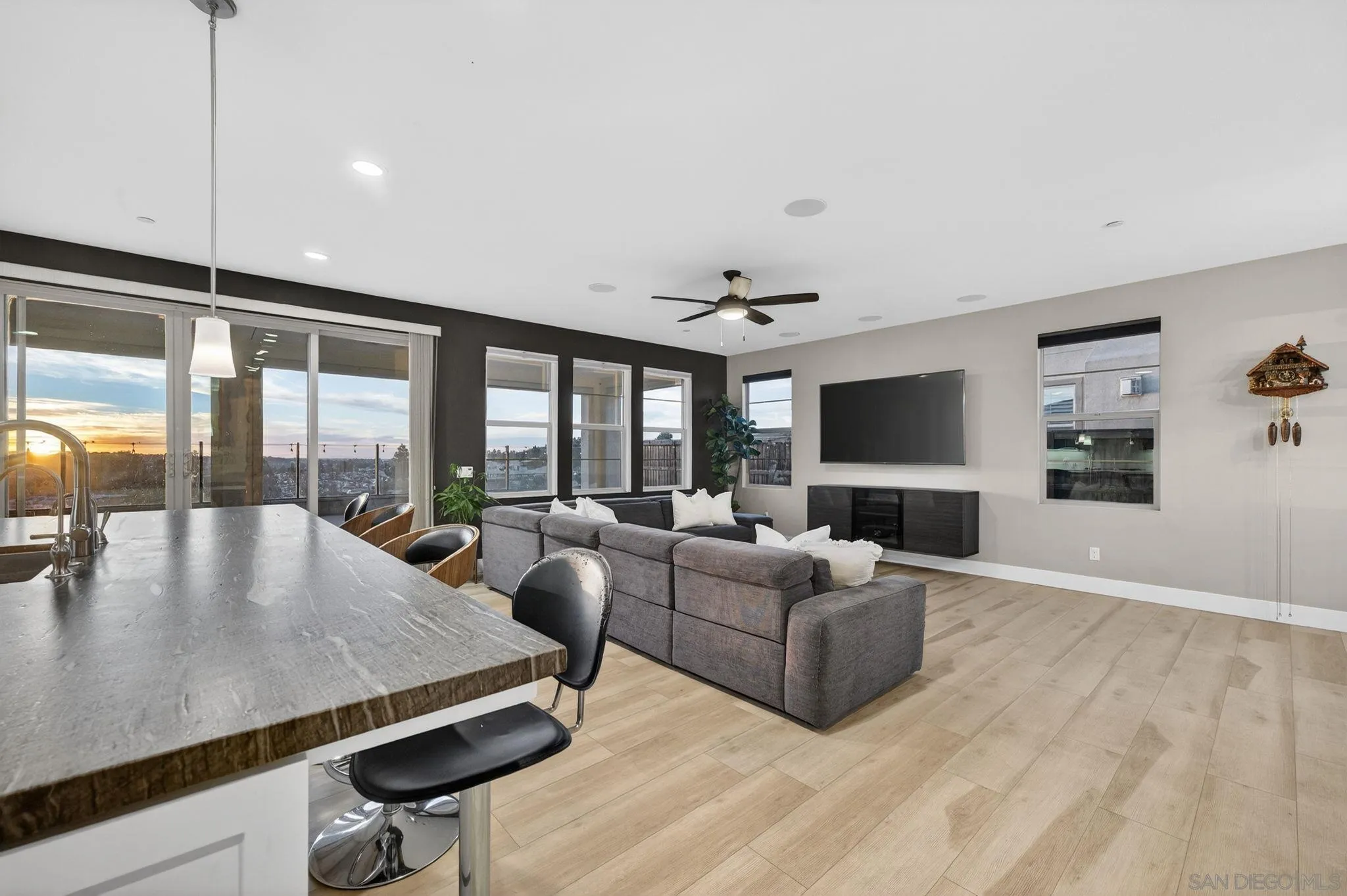 https://cdn.realtyfeed.com/cdn/127/260001557/a4c6adcc9b244fd0d1bdc6a981b10d7c.webp