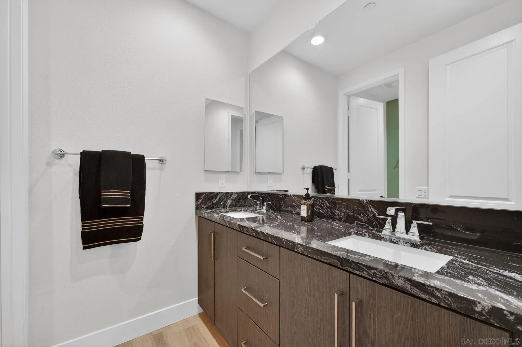 https://cdn.realtyfeed.com/cdn/127/260001557/b73221d312fe156c096c8630cb74c357.webp