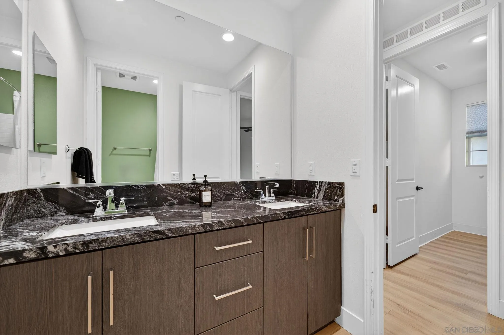 https://cdn.realtyfeed.com/cdn/127/260001557/baa18a453755d3d74a9e8c3f2985e990.webp