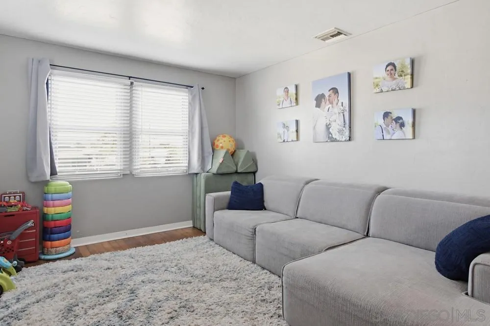 https://cdn.realtyfeed.com/cdn/127/260001575/efe0aeab4fa140807d71f953d74816a6.webp