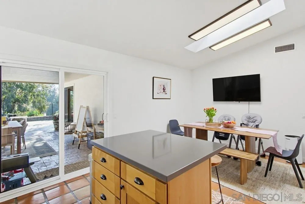 https://cdn.realtyfeed.com/cdn/127/260001623/497830f4a5d31285dd1169840194b663.webp