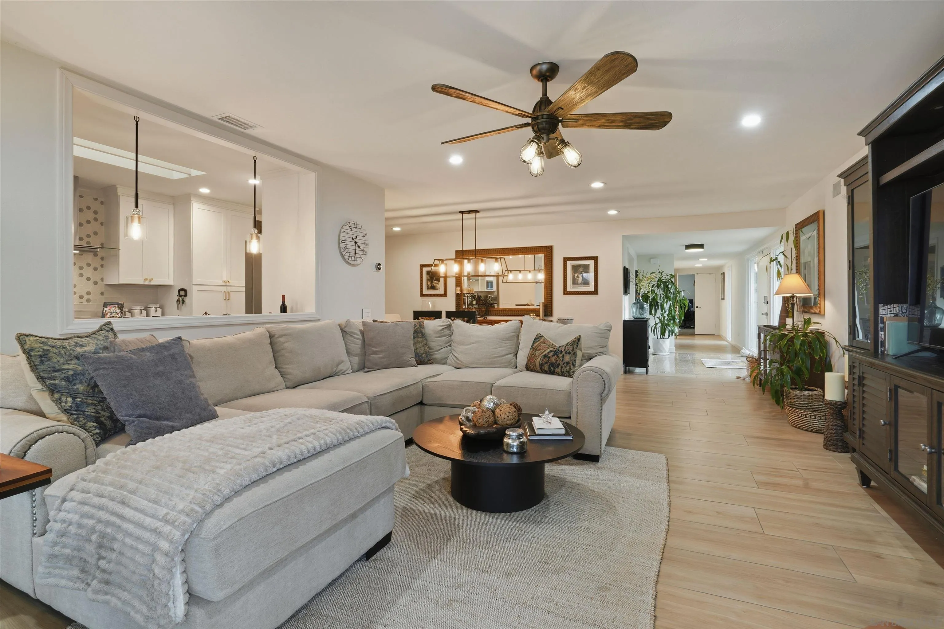 https://cdn.realtyfeed.com/cdn/127/260001683/8a6544422d23f941e683401fe600fb45.webp
