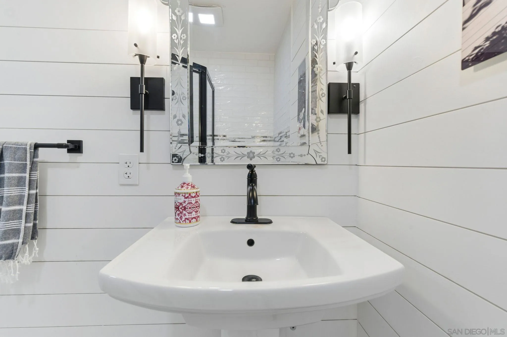 https://cdn.realtyfeed.com/cdn/127/260001688/fb52922946a24685065a54f3013e4ce5.webp