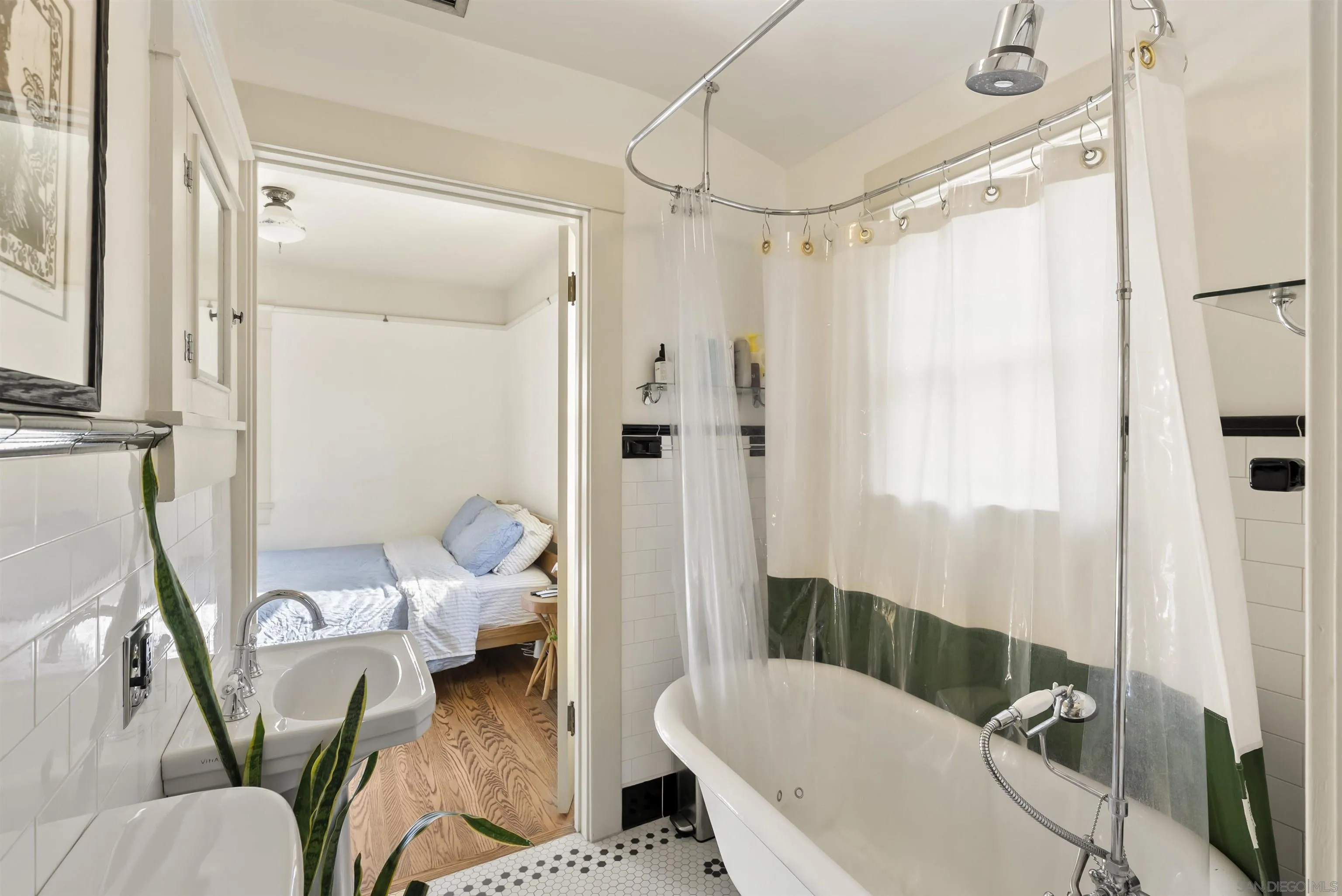 https://cdn.realtyfeed.com/cdn/127/260001703/cf1763af7ba9eb55c346349ea97438a9.webp