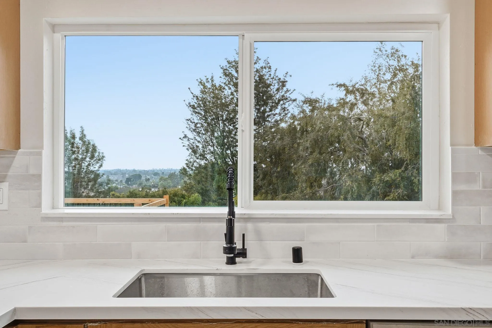 https://cdn.realtyfeed.com/cdn/127/260001715/1297f98cd9c6b5e766f7abcc88e0c387.webp