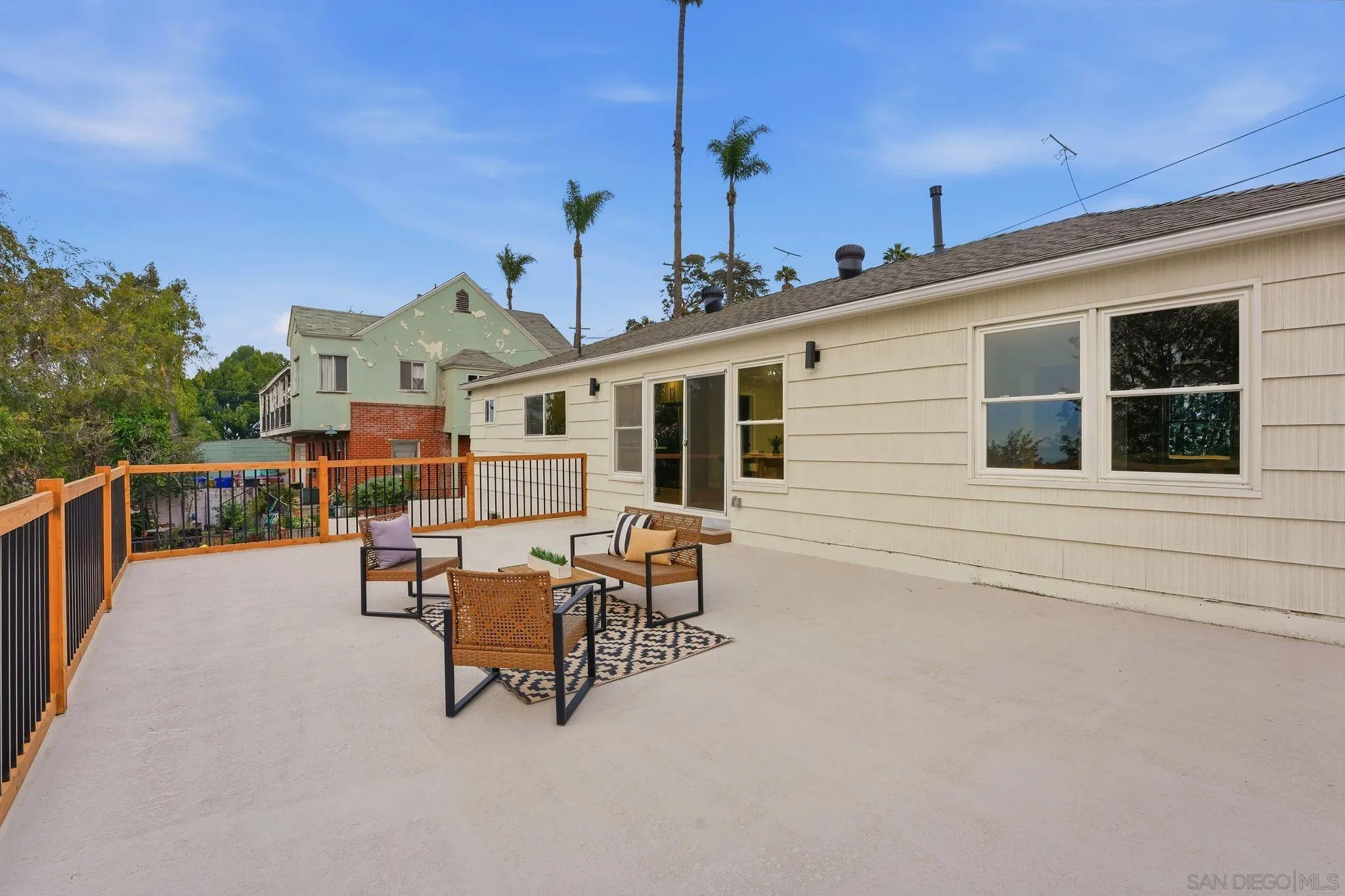 https://cdn.realtyfeed.com/cdn/127/260001715/ceca43f3b8ba20986b46521890bf81b4.webp