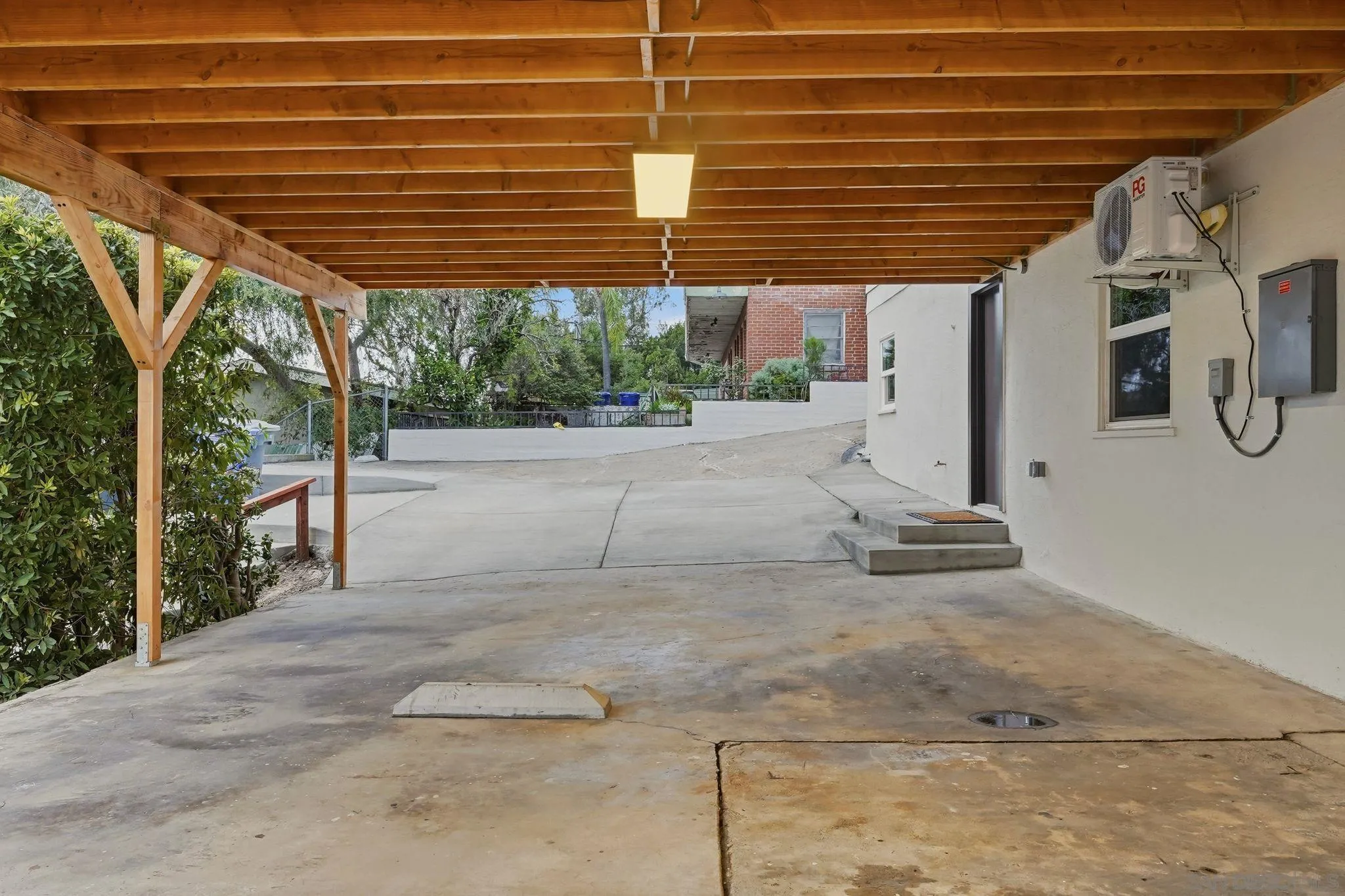 https://cdn.realtyfeed.com/cdn/127/260001715/e7ddf4602677eb48527d169defa8b857.webp