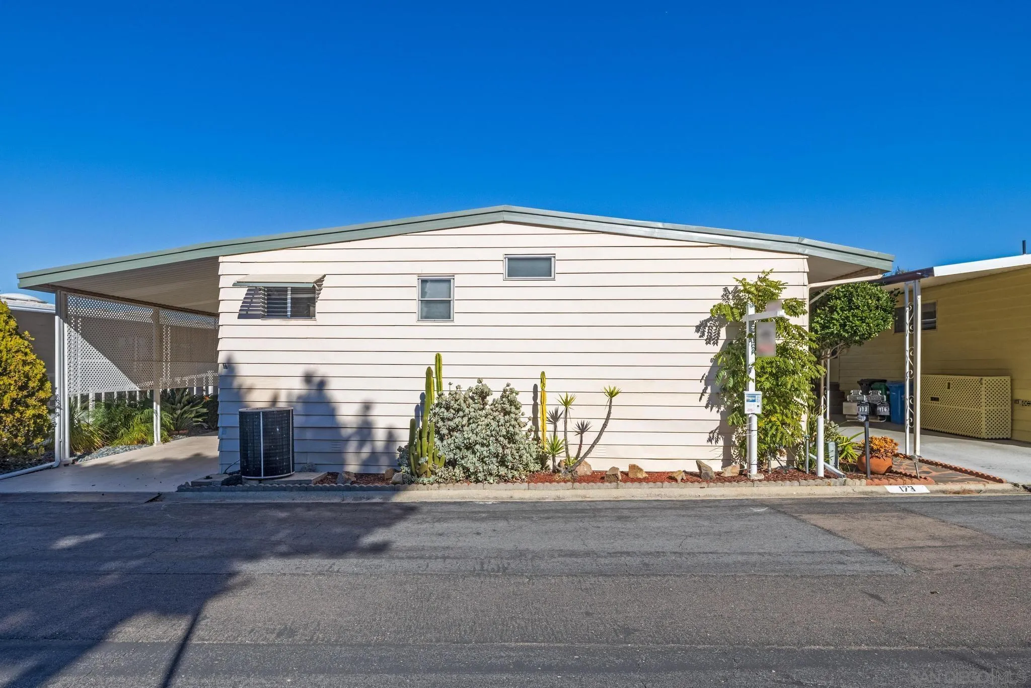 https://cdn.realtyfeed.com/cdn/127/260001720/8f53a3f74810478f511f2e779896ac15.webp