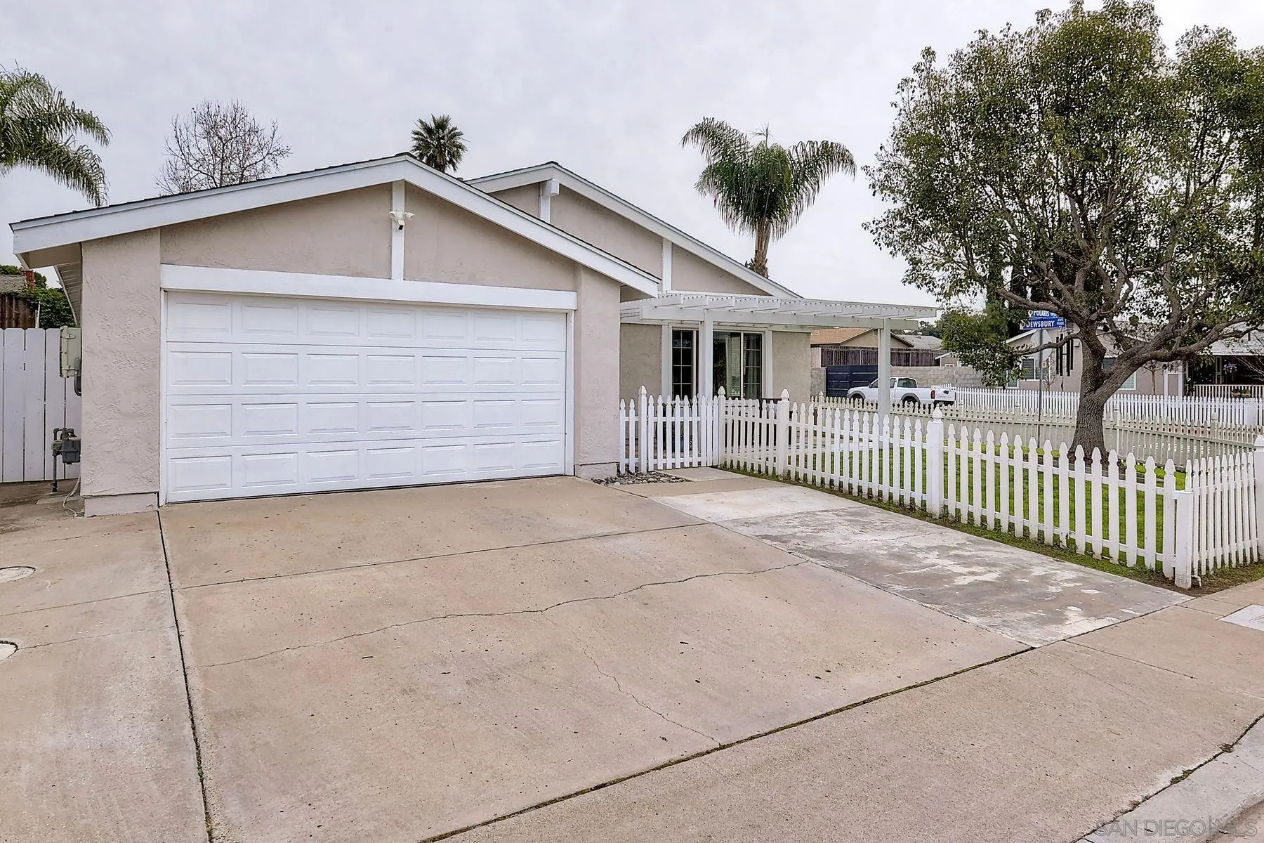 https://cdn.realtyfeed.com/cdn/127/260001725/dd08f438f8a0287a059057d5c1378208.webp