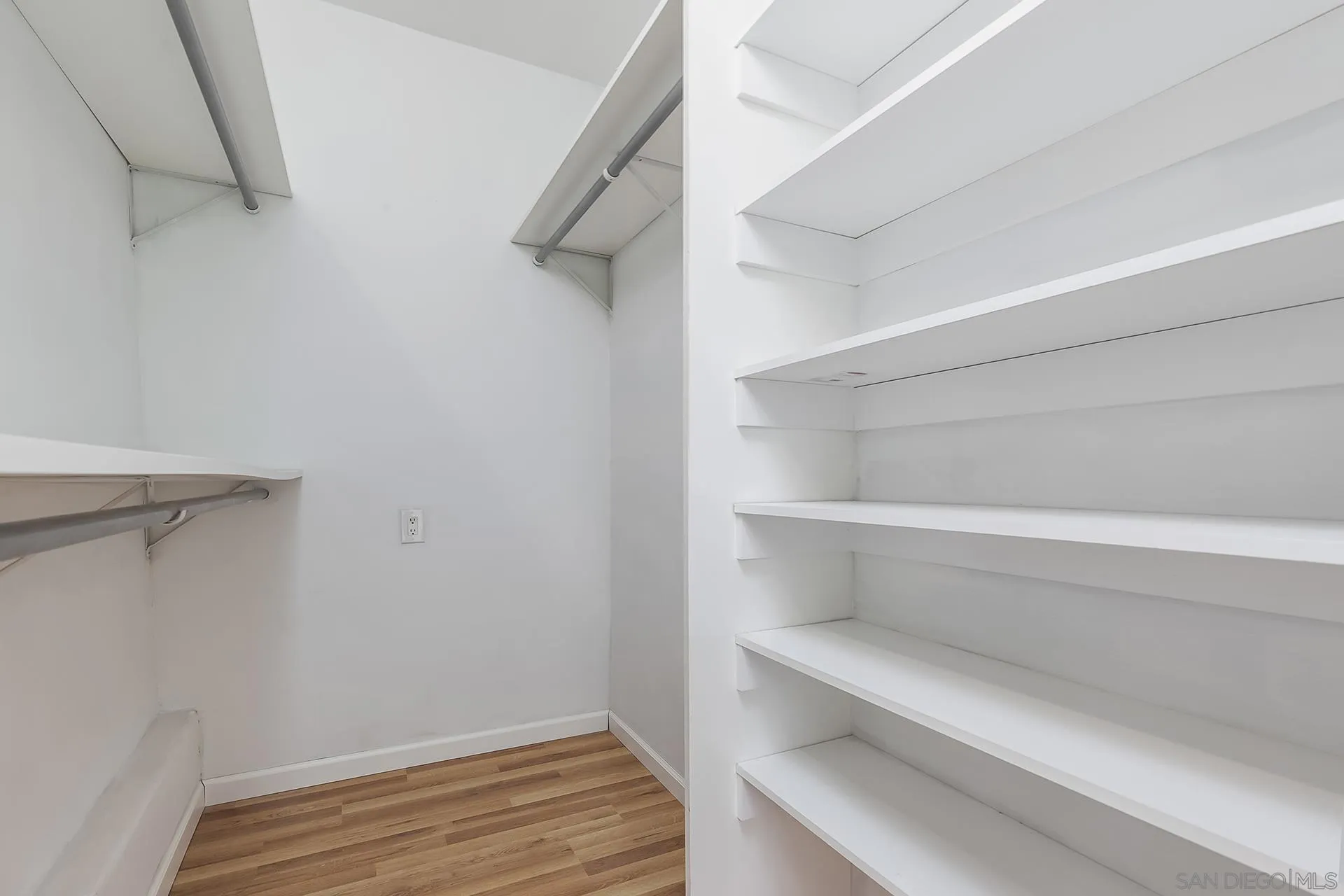 https://cdn.realtyfeed.com/cdn/127/260001737/1e5739eb4eb73adc5e81efb9c2464028.webp