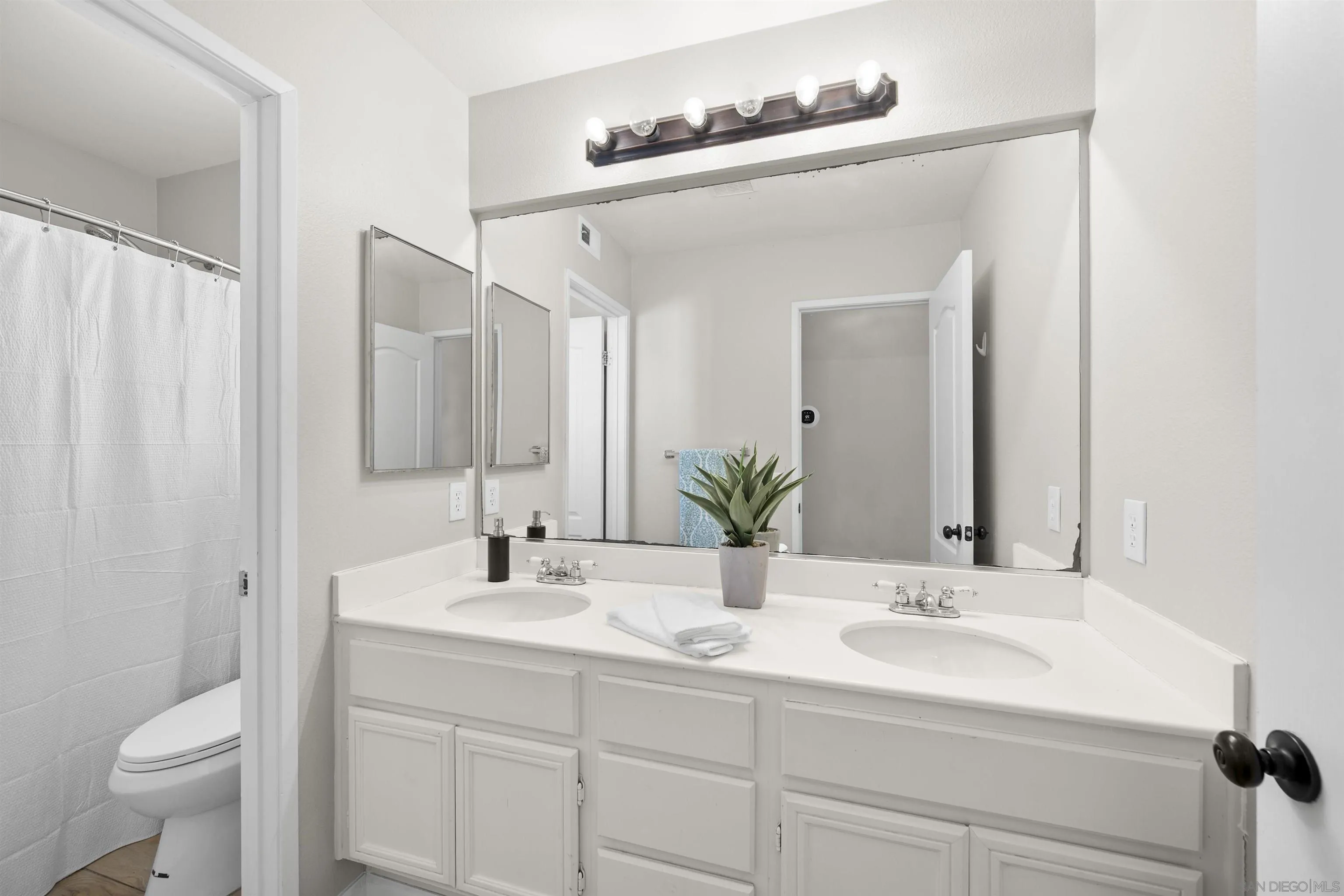 https://cdn.realtyfeed.com/cdn/127/260001739/ebafc2060d6603f9e87dc919eb9cb870.webp