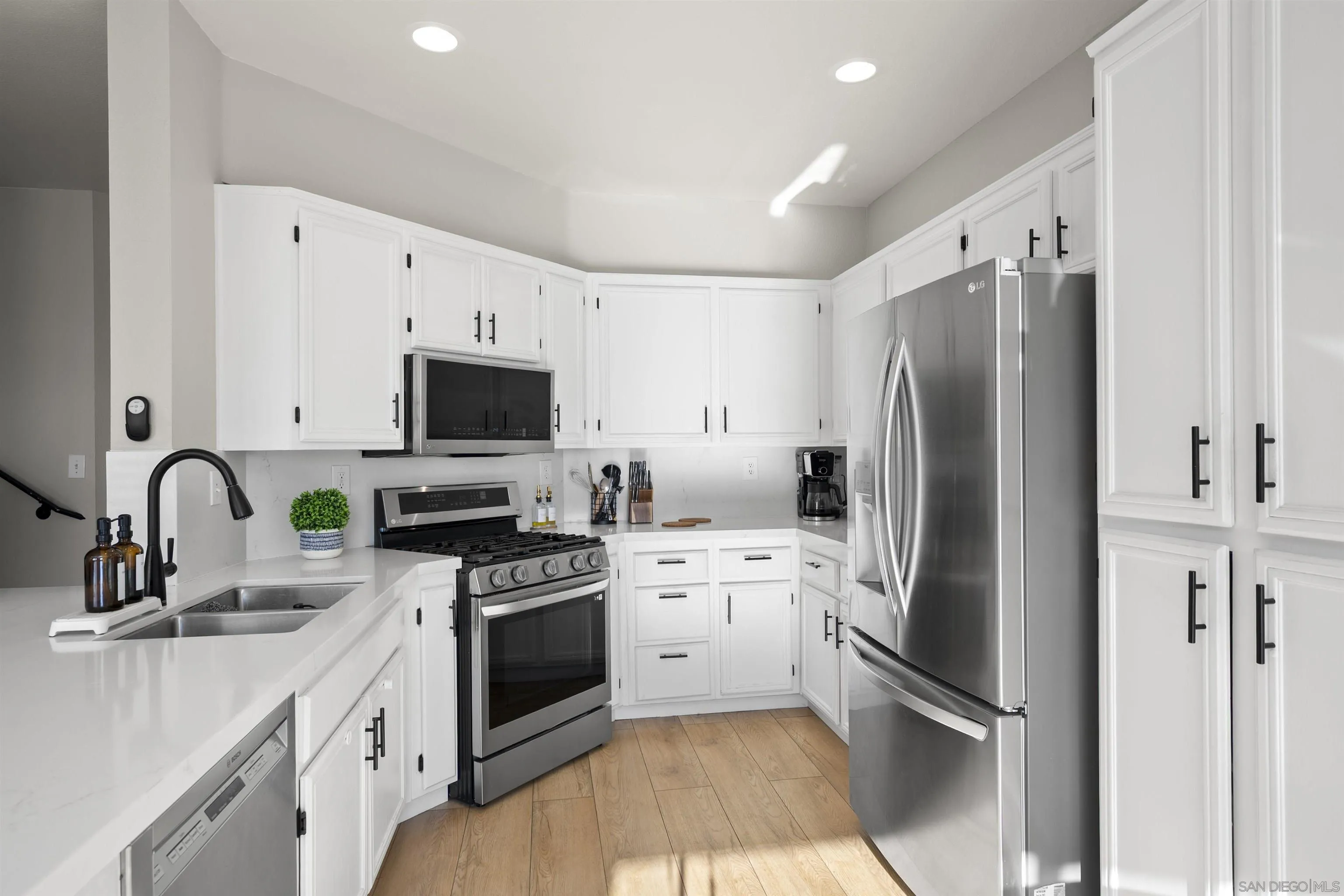 https://cdn.realtyfeed.com/cdn/127/260001739/fea8b36525c1c428e3233eaa0e919284.webp