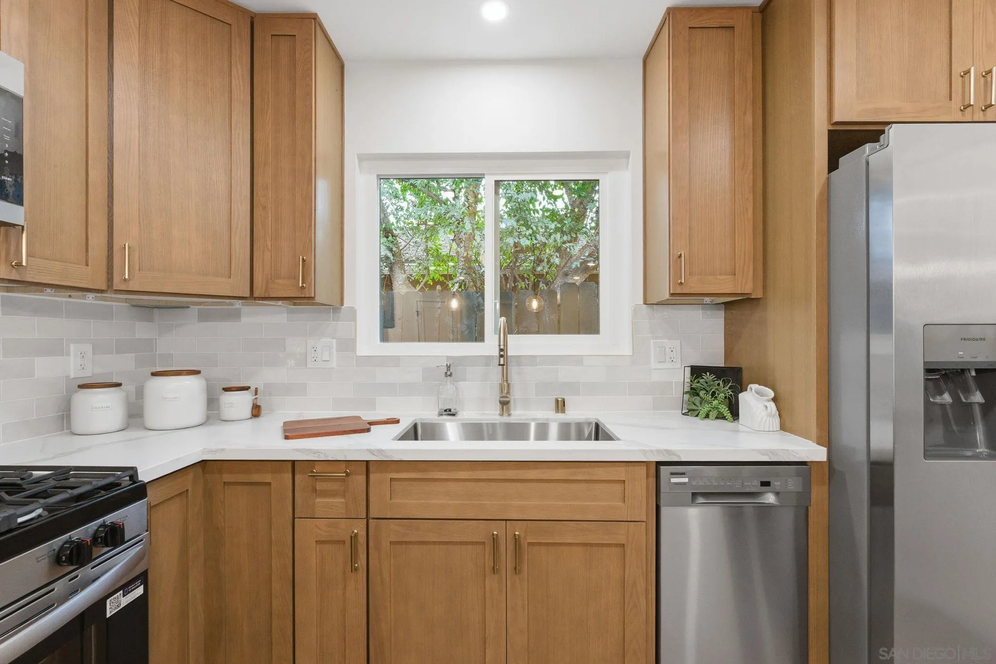 https://cdn.realtyfeed.com/cdn/127/260001743/0761632b9bf29f353fc85271130e51e4.webp