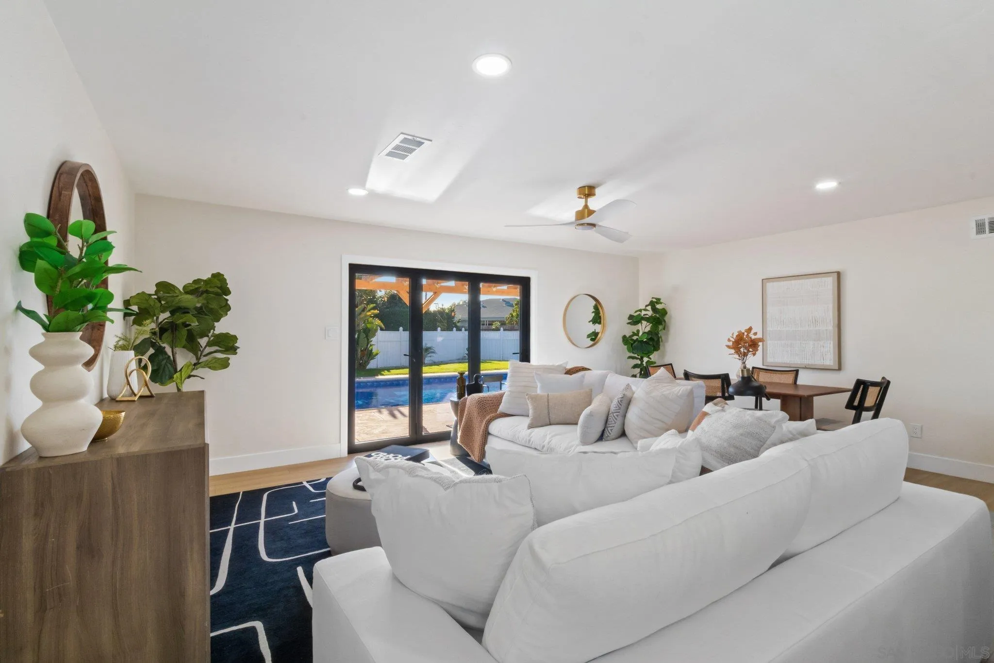 https://cdn.realtyfeed.com/cdn/127/260001752/43af783adfcd6a3326d9ba7177bff53f.webp