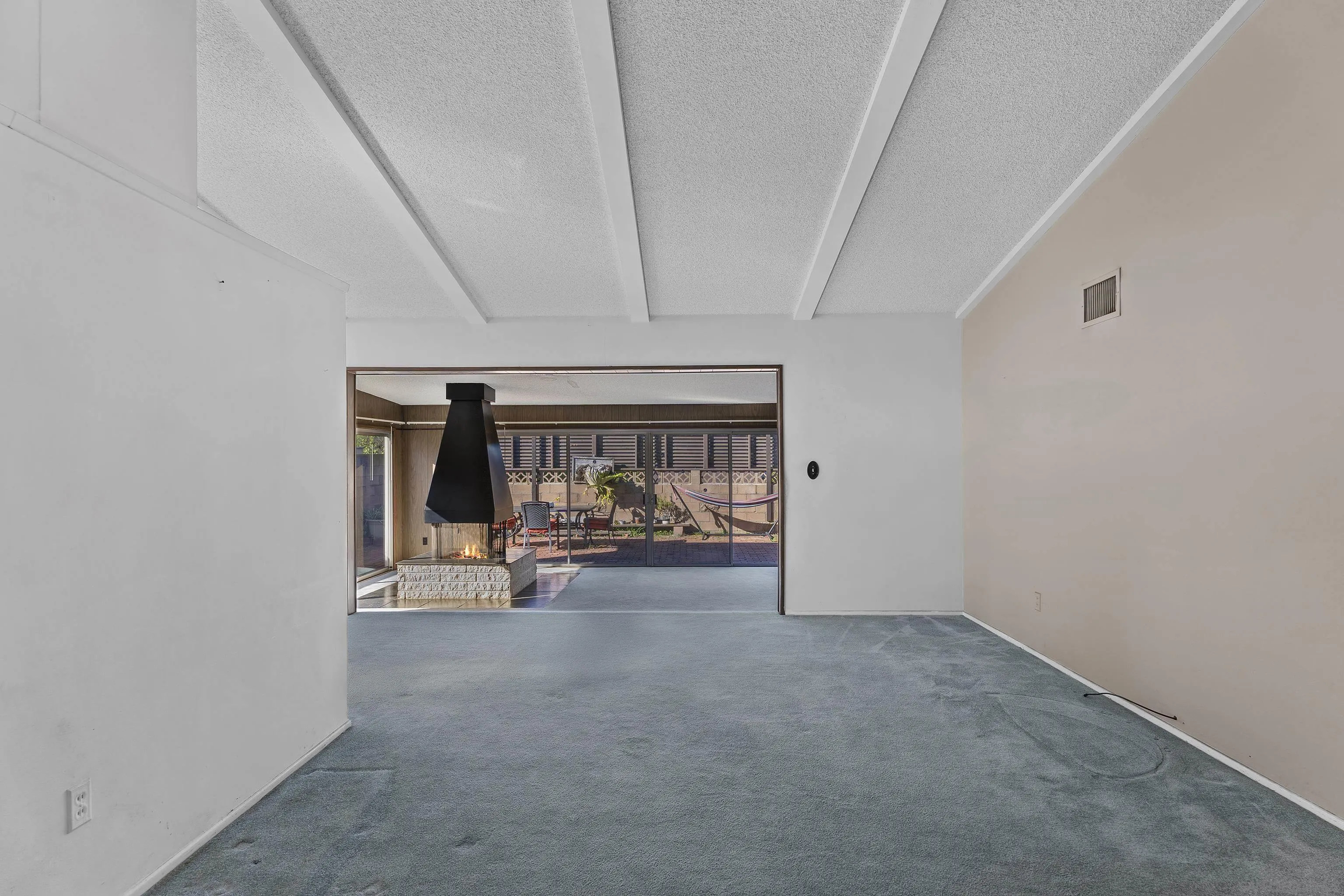 https://cdn.realtyfeed.com/cdn/127/260001757/b81636ac7c7bd418ead542fa62e78d7e.webp