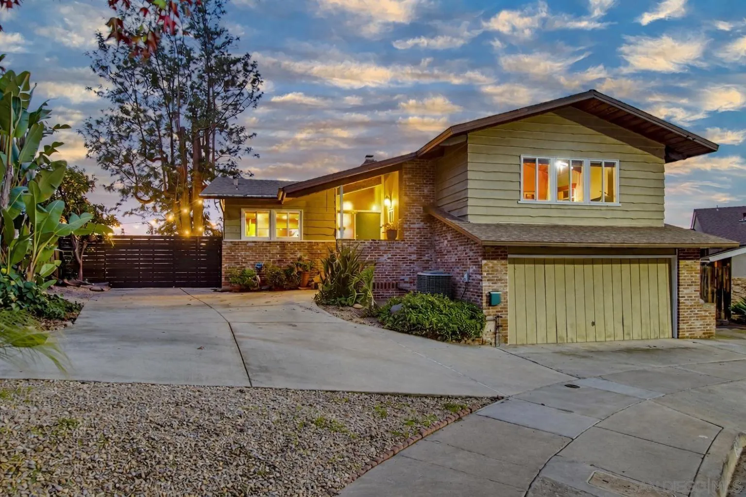 https://cdn.realtyfeed.com/cdn/127/260001773/e16f840082b94af58a358e6caa713af3.webp