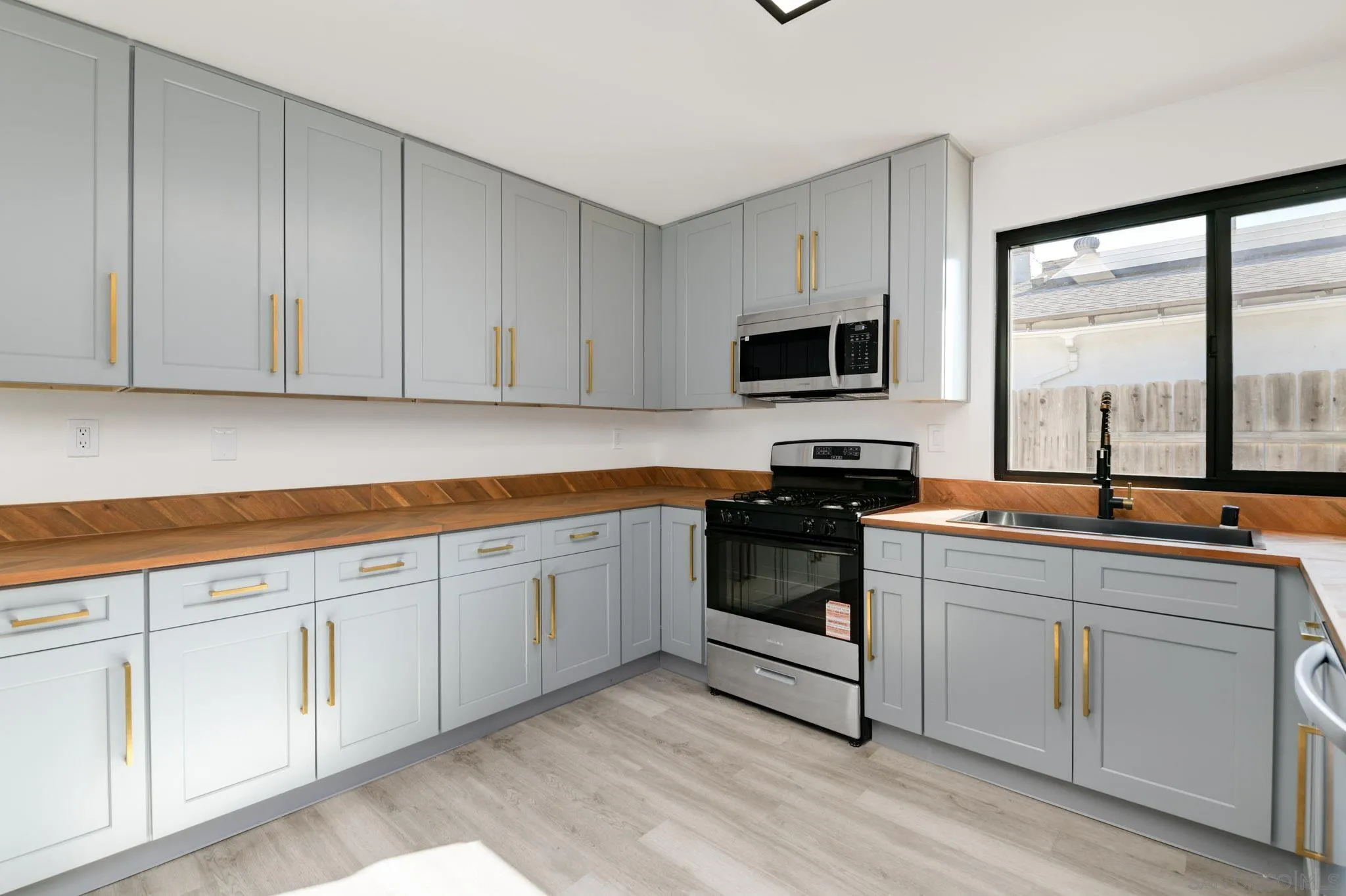 https://cdn.realtyfeed.com/cdn/127/260001781/407b3e66466ae99b12113573d08646b1.webp