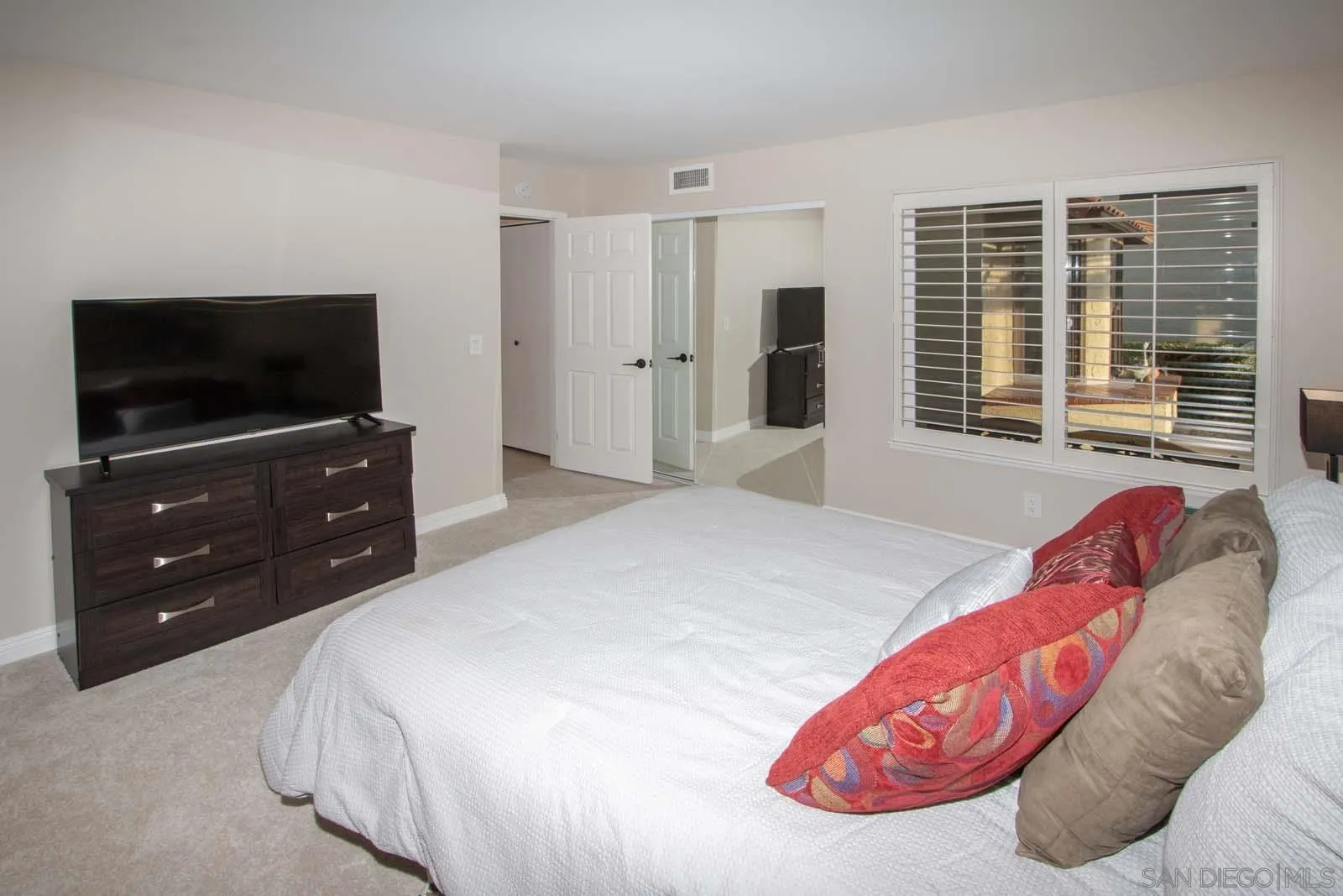 https://cdn.realtyfeed.com/cdn/127/260001795/511452093b9f42ec405c456543d65b77.webp