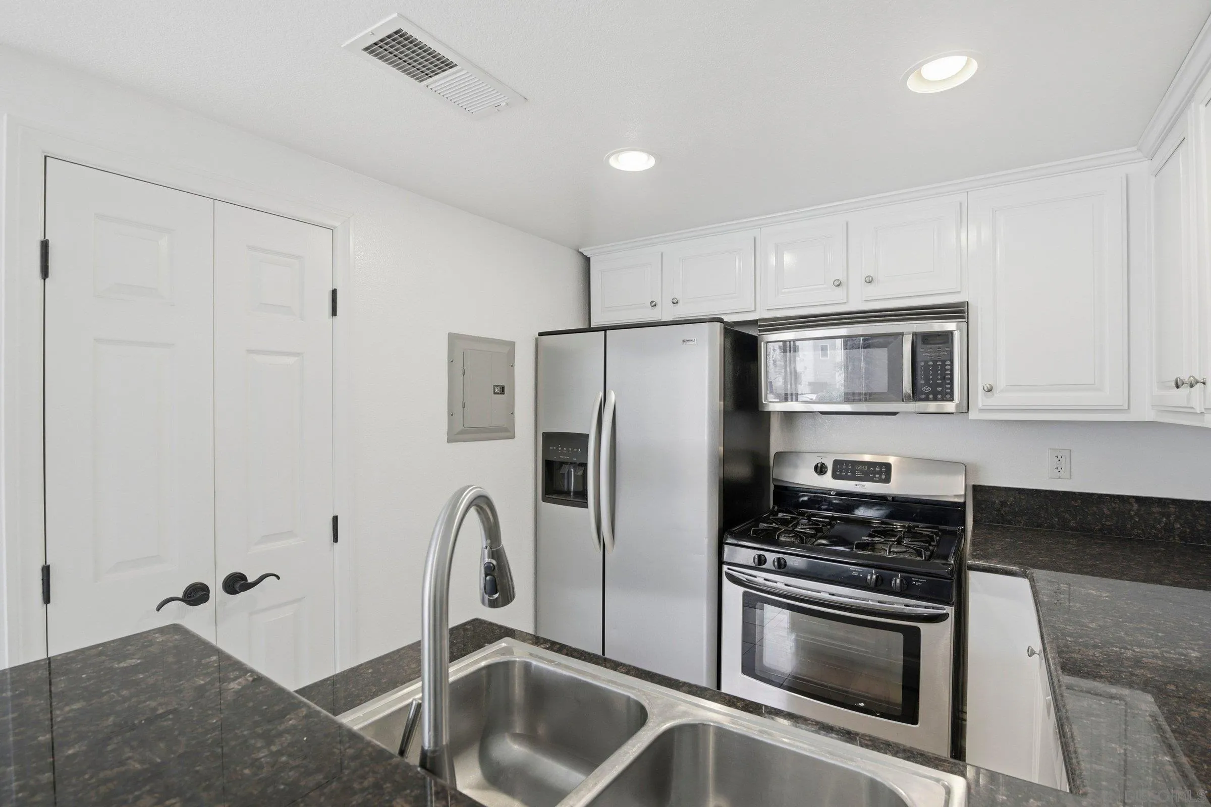 https://cdn.realtyfeed.com/cdn/127/260001799/b24b8692861407dacca950212728c535.webp