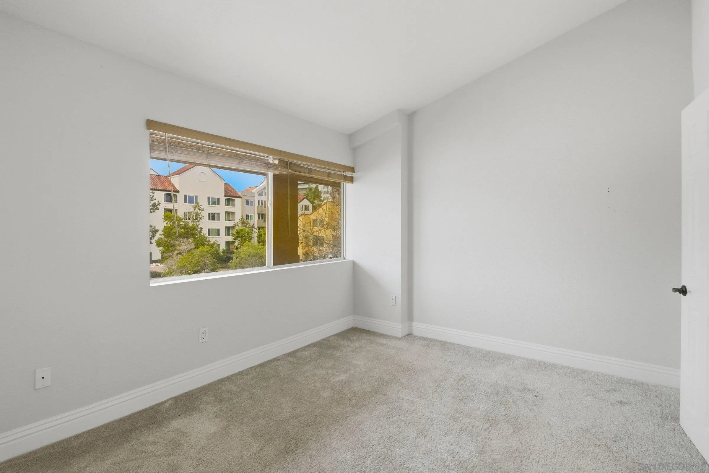 https://cdn.realtyfeed.com/cdn/127/260001799/ede247d89d7455747e0f9a0d37a3ee94.webp