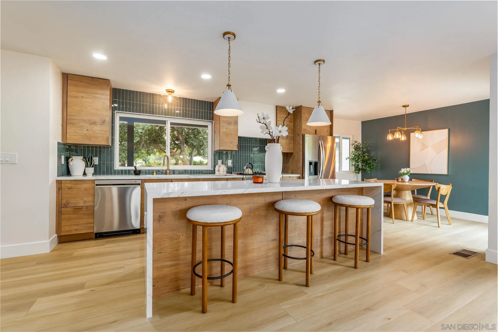 1602 Montgomery