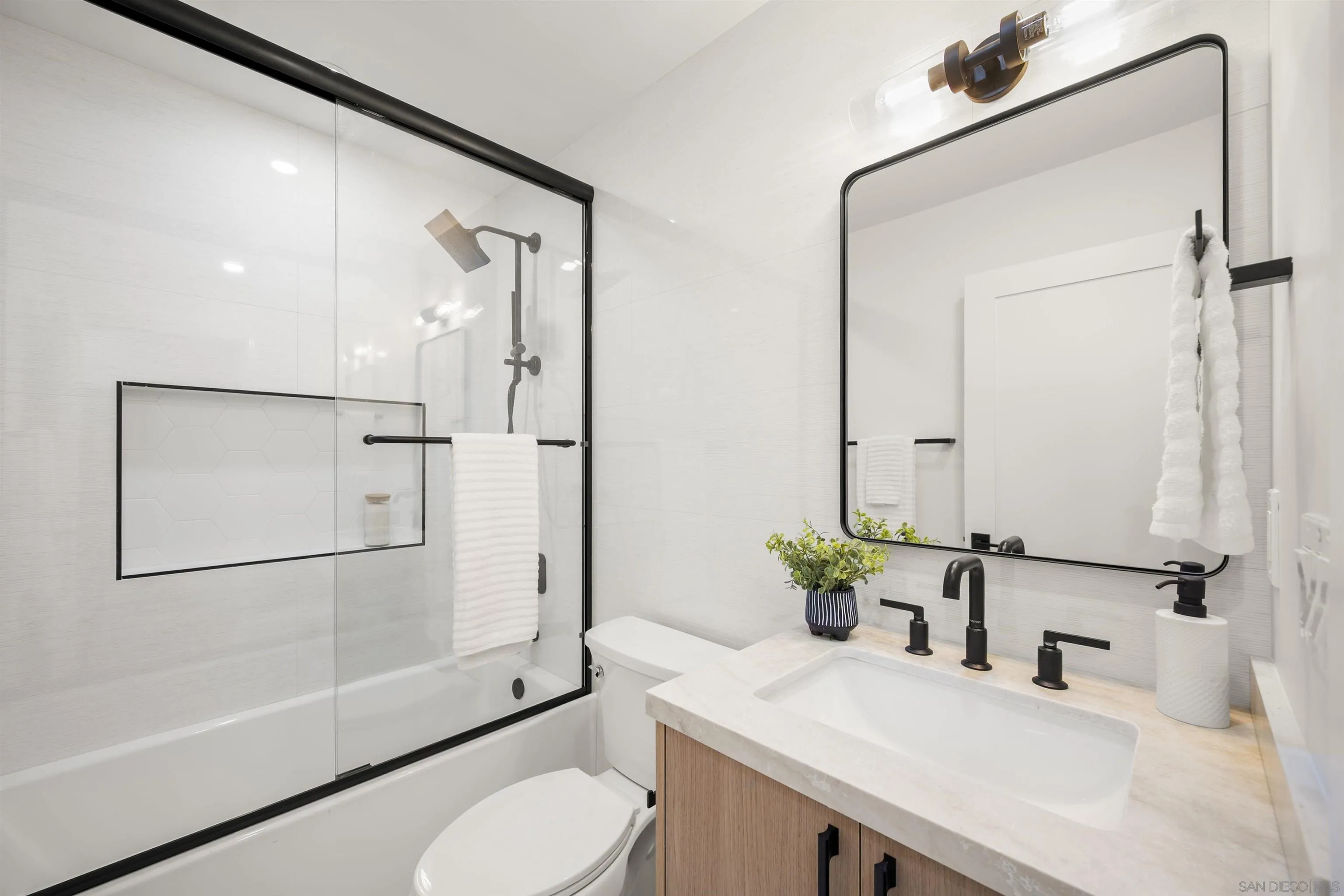 https://cdn.realtyfeed.com/cdn/127/260001814/22ab4fb3a6c0e6a714c87feb469a4558.webp