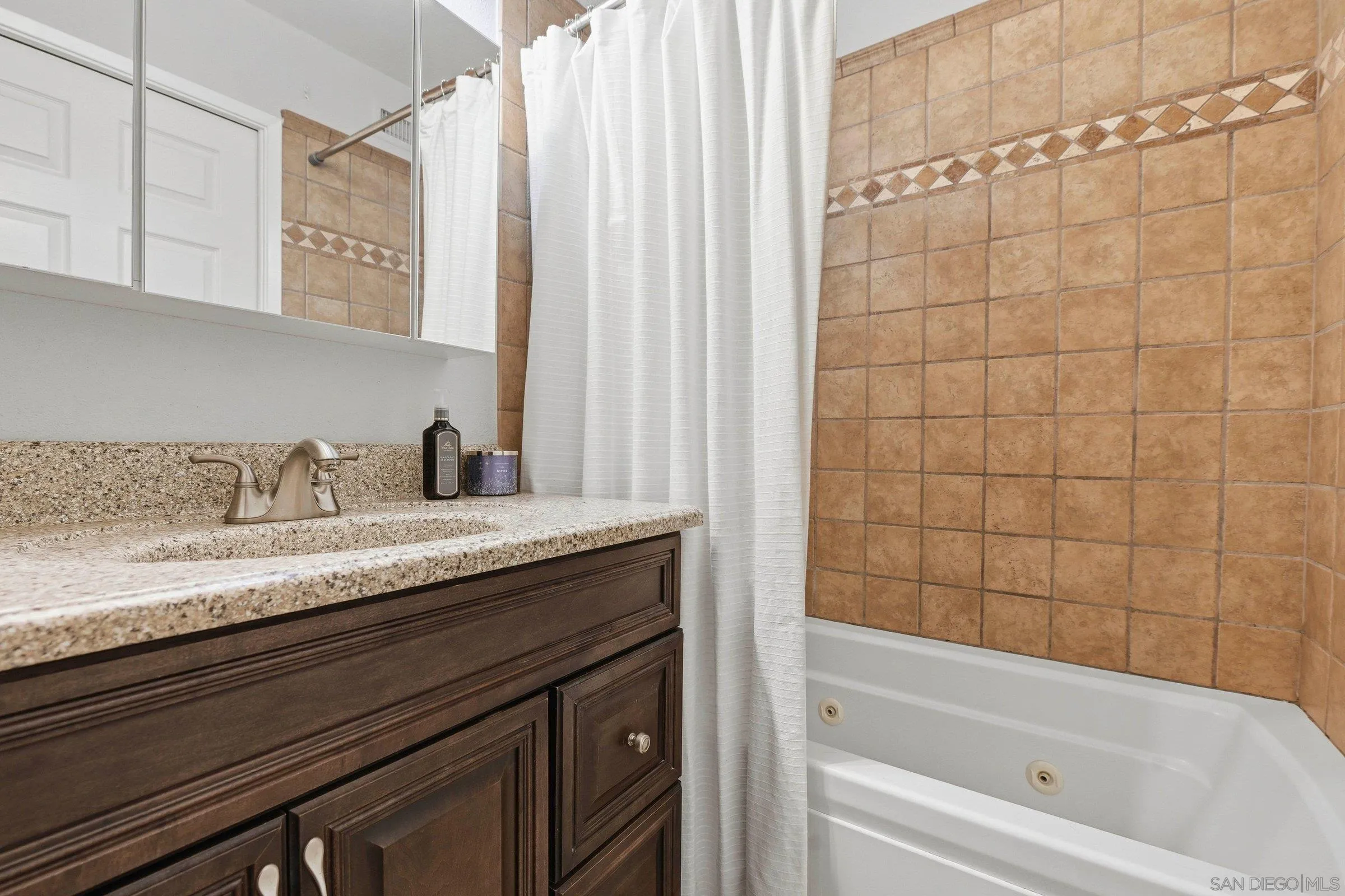 https://cdn.realtyfeed.com/cdn/127/260001828/4aa1d840a618116adc430a994afaee5c.webp