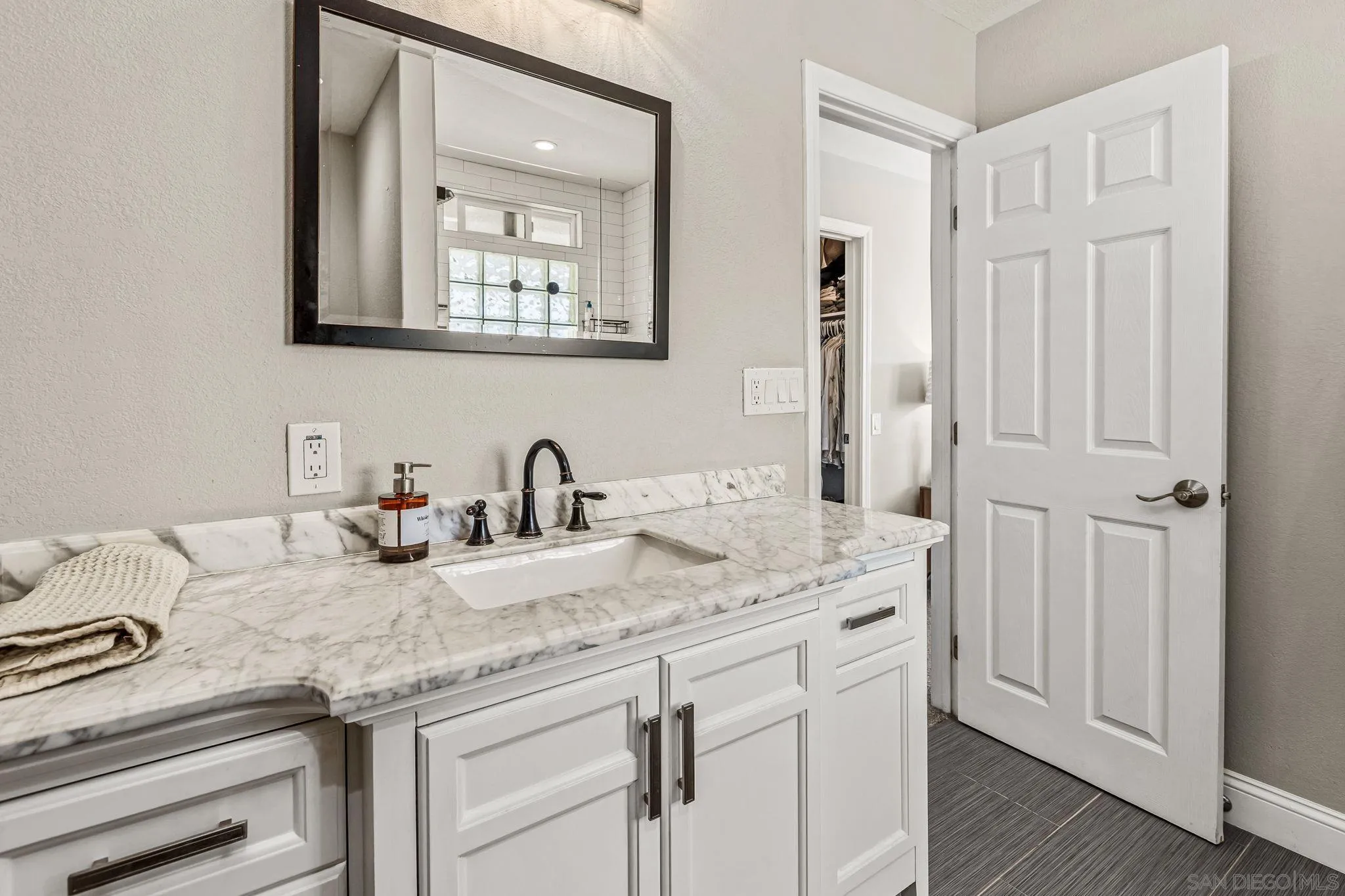 https://cdn.realtyfeed.com/cdn/127/260001829/6265f85e40dc63c521939a4ac6421e35.webp