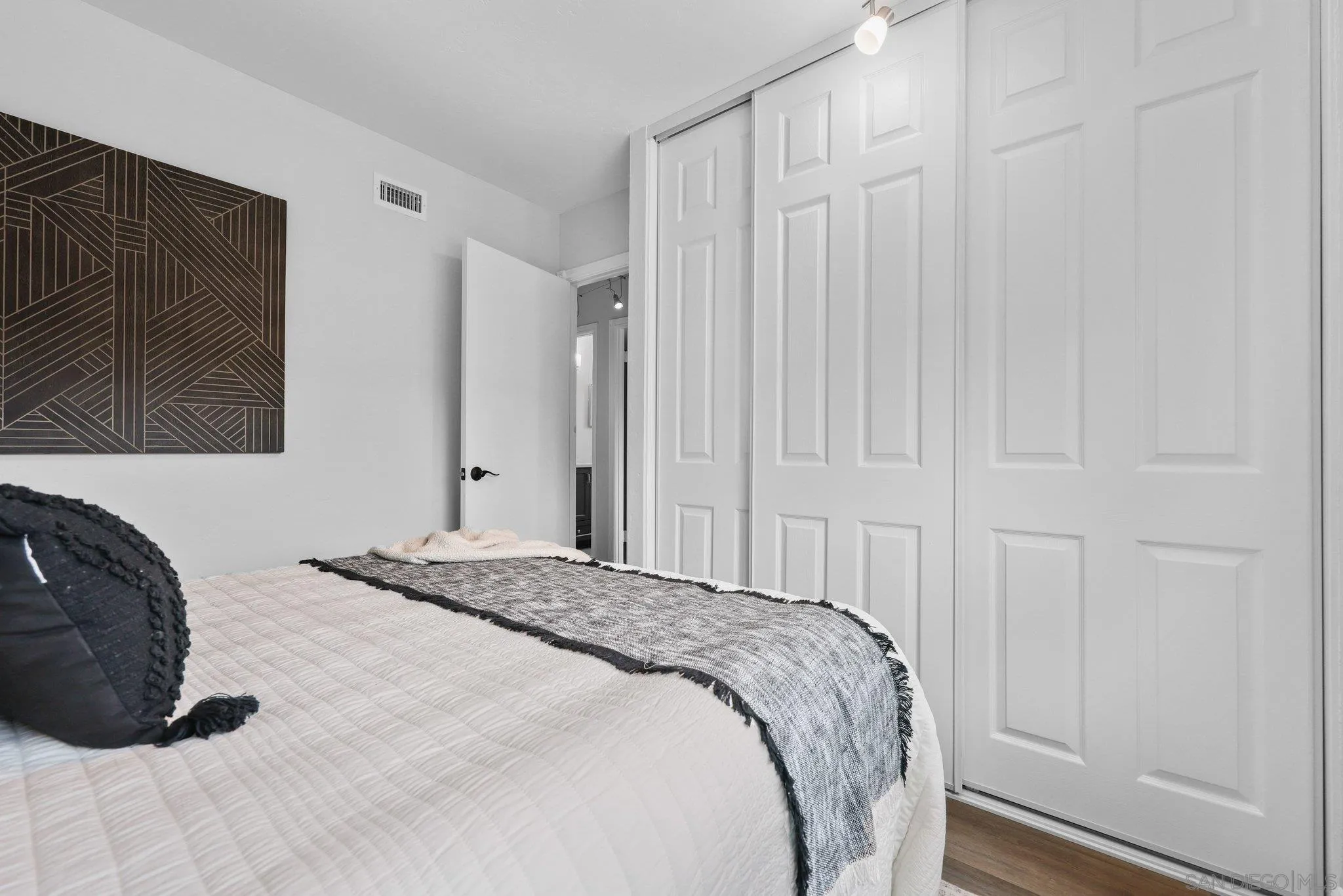 https://cdn.realtyfeed.com/cdn/127/260001833/78b3720f3995074b652e4d387511cb44.webp