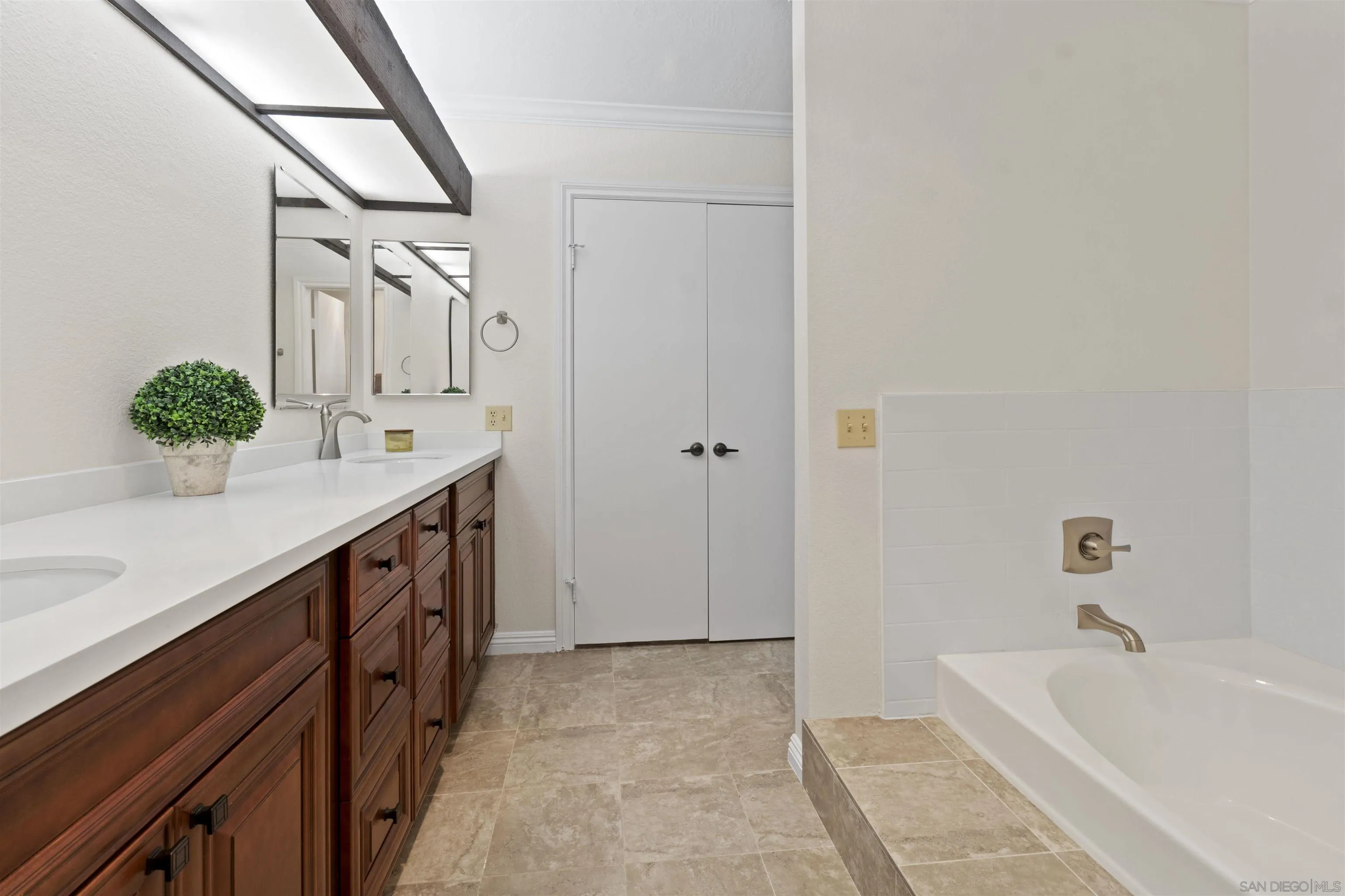 https://cdn.realtyfeed.com/cdn/127/260001838/805a448164f98fb5b972d79835135b6e.webp