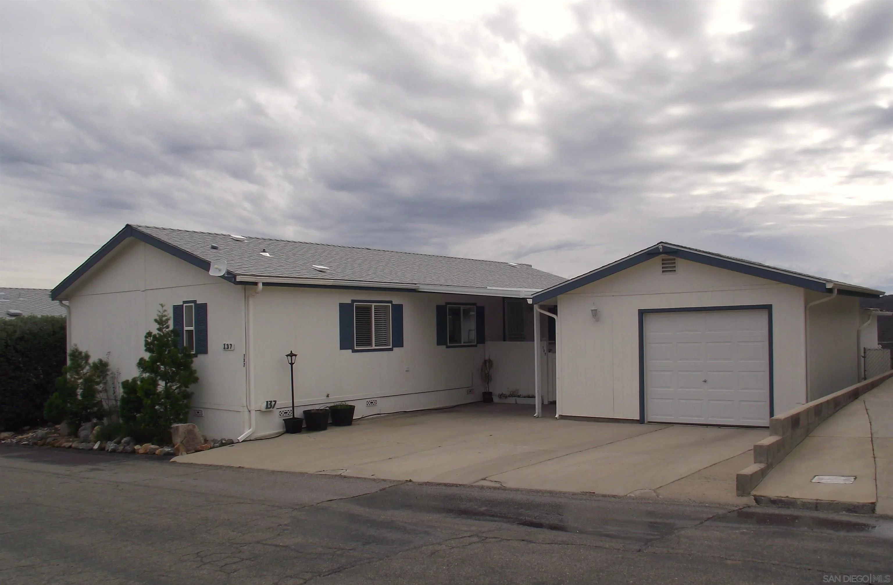 https://cdn.realtyfeed.com/cdn/127/260001845/f18887ada633d255d1a0898a31f9db26.webp