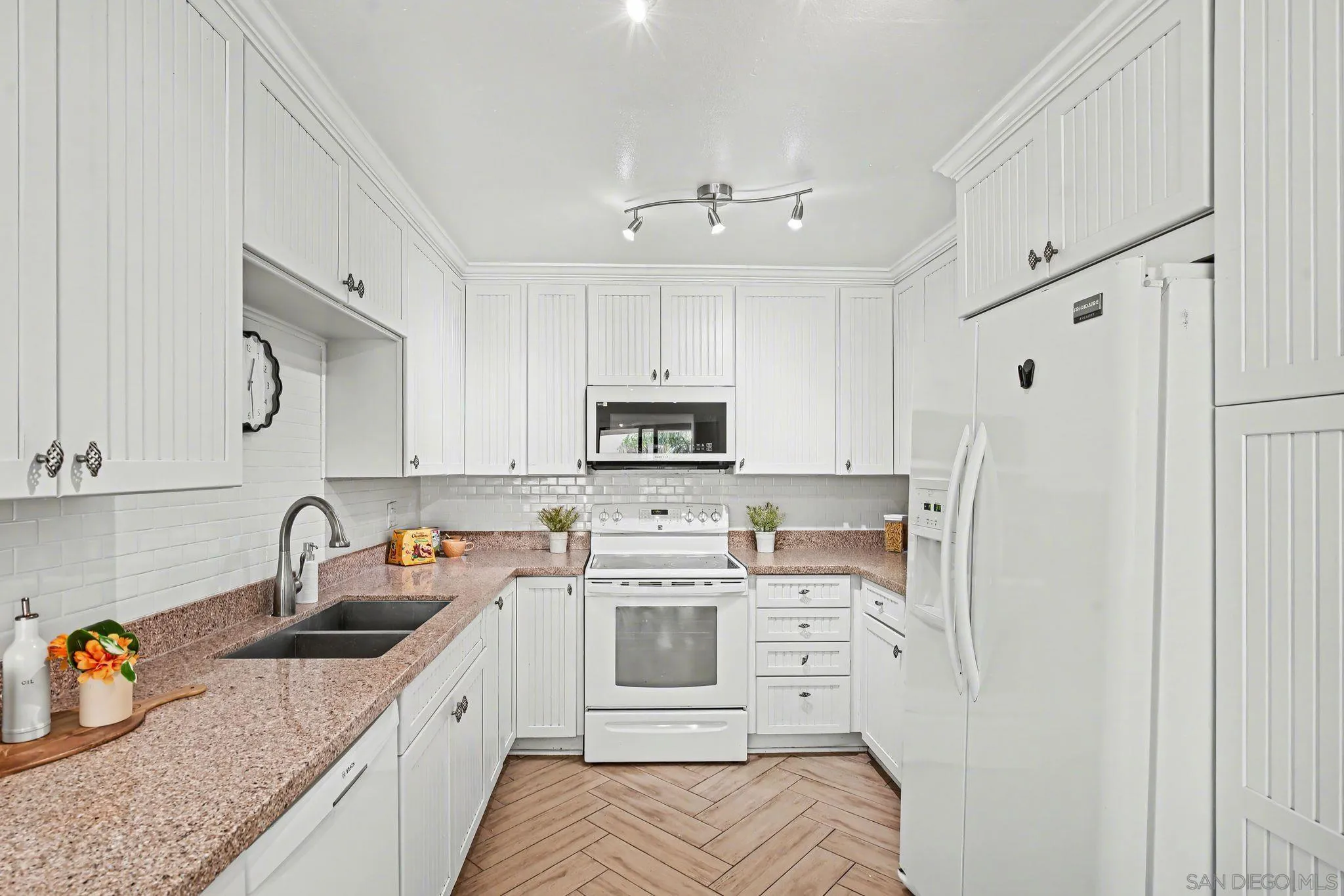https://cdn.realtyfeed.com/cdn/127/260001851/44bb4d4a69f3be717d945b578c3896ec.webp