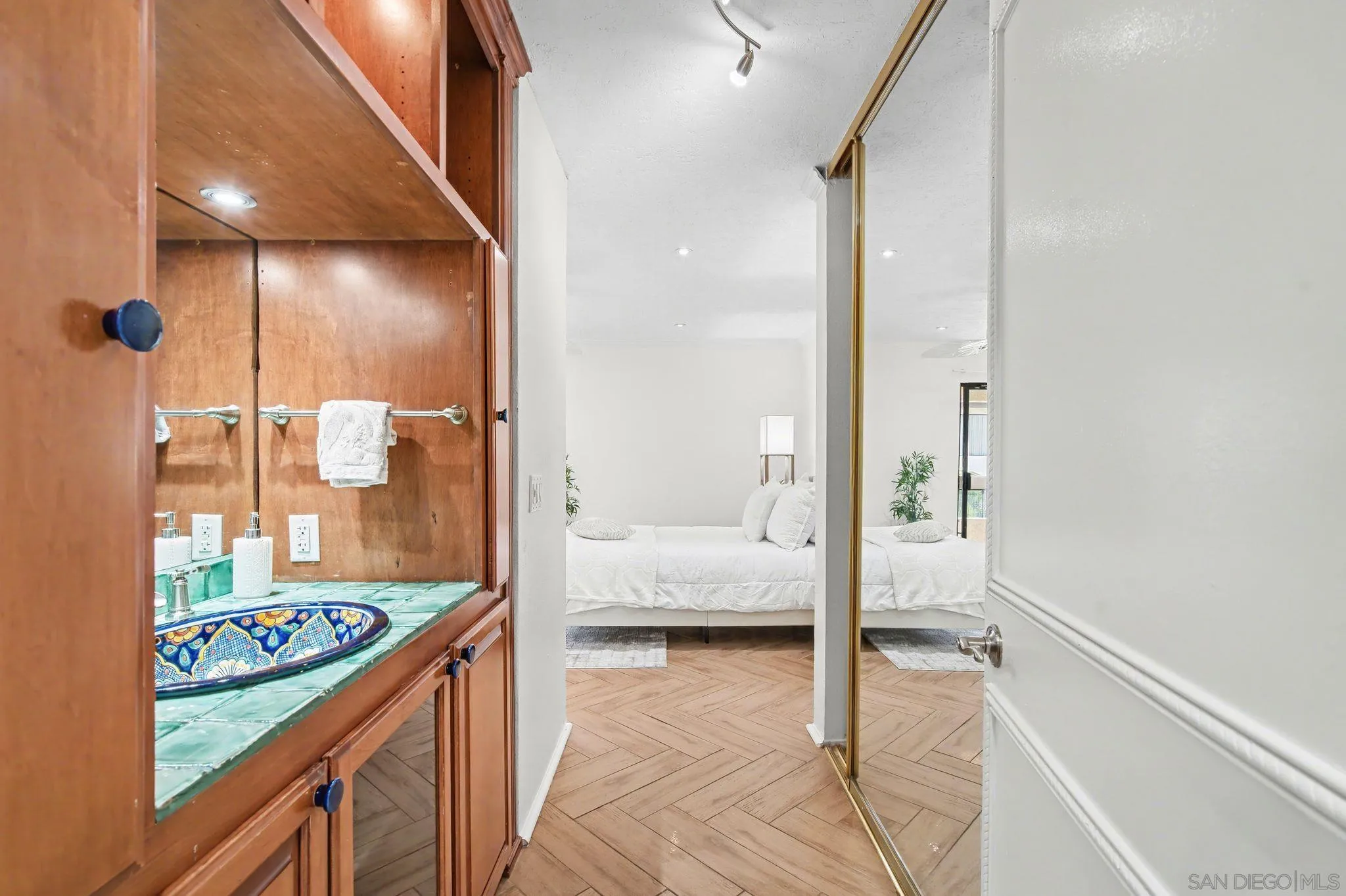 https://cdn.realtyfeed.com/cdn/127/260001851/723b4431c025dd884e55b2ade4bf8632.webp